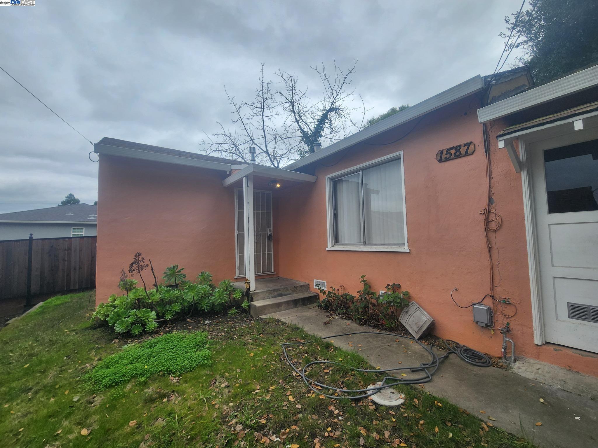 Detail Gallery Image 1 of 13 For 1587 C St, Hayward,  CA 94541 - 1 Beds | 1 Baths