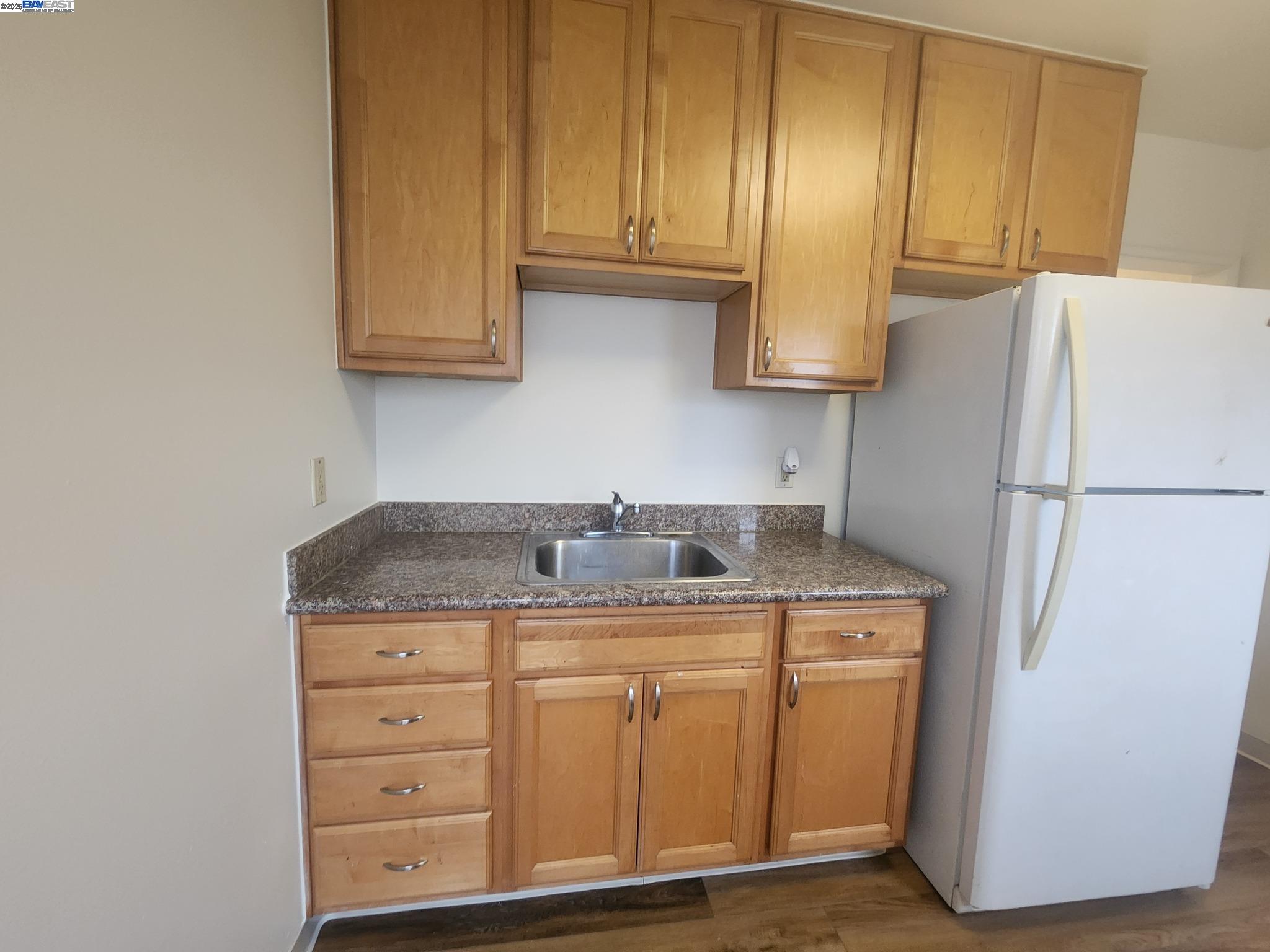 Detail Gallery Image 6 of 13 For 1587 C St, Hayward,  CA 94541 - 1 Beds | 1 Baths