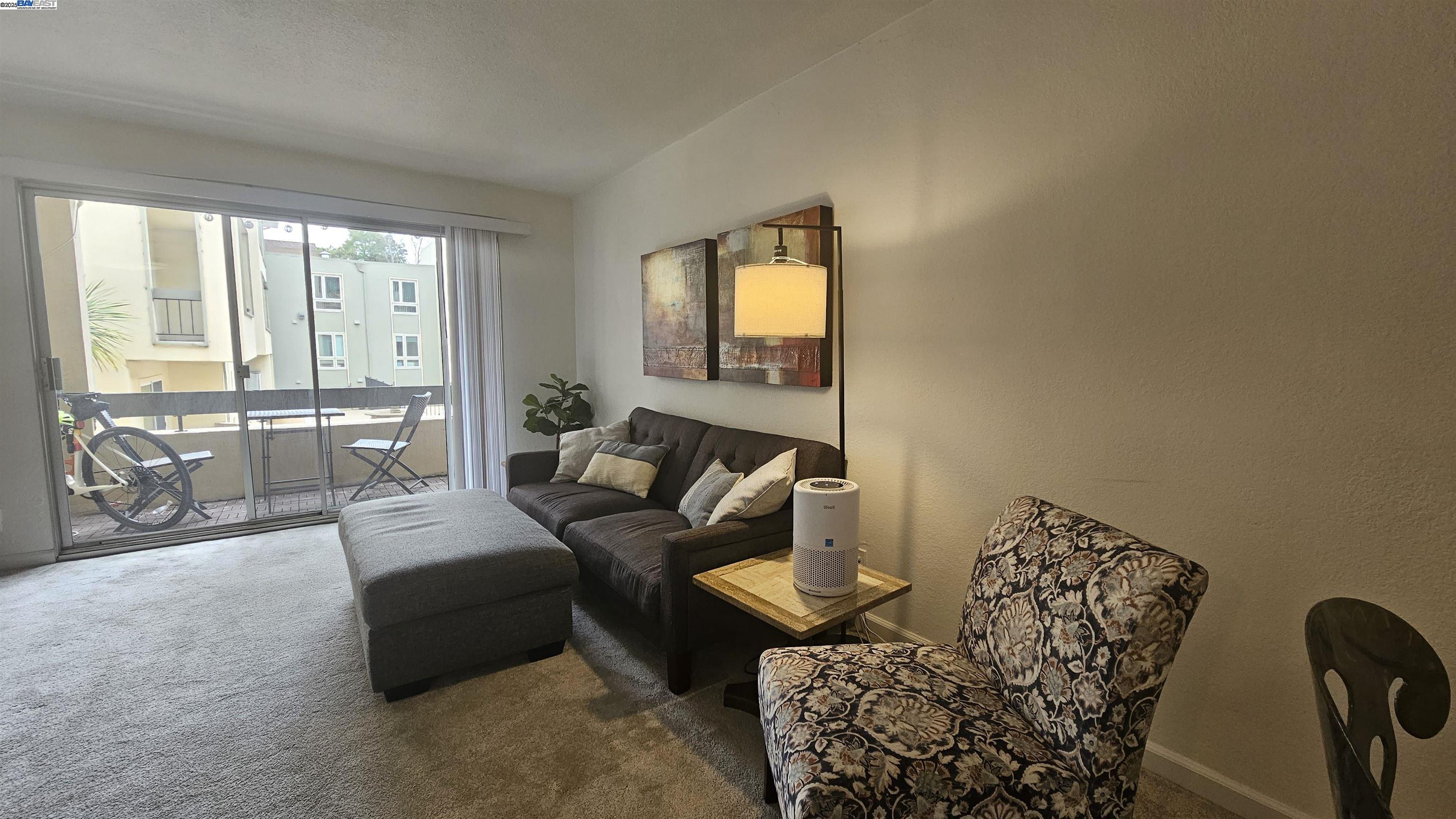 Detail Gallery Image 4 of 7 For Crescent St #108,  Oakland,  CA 94610 - 1 Beds | 1 Baths