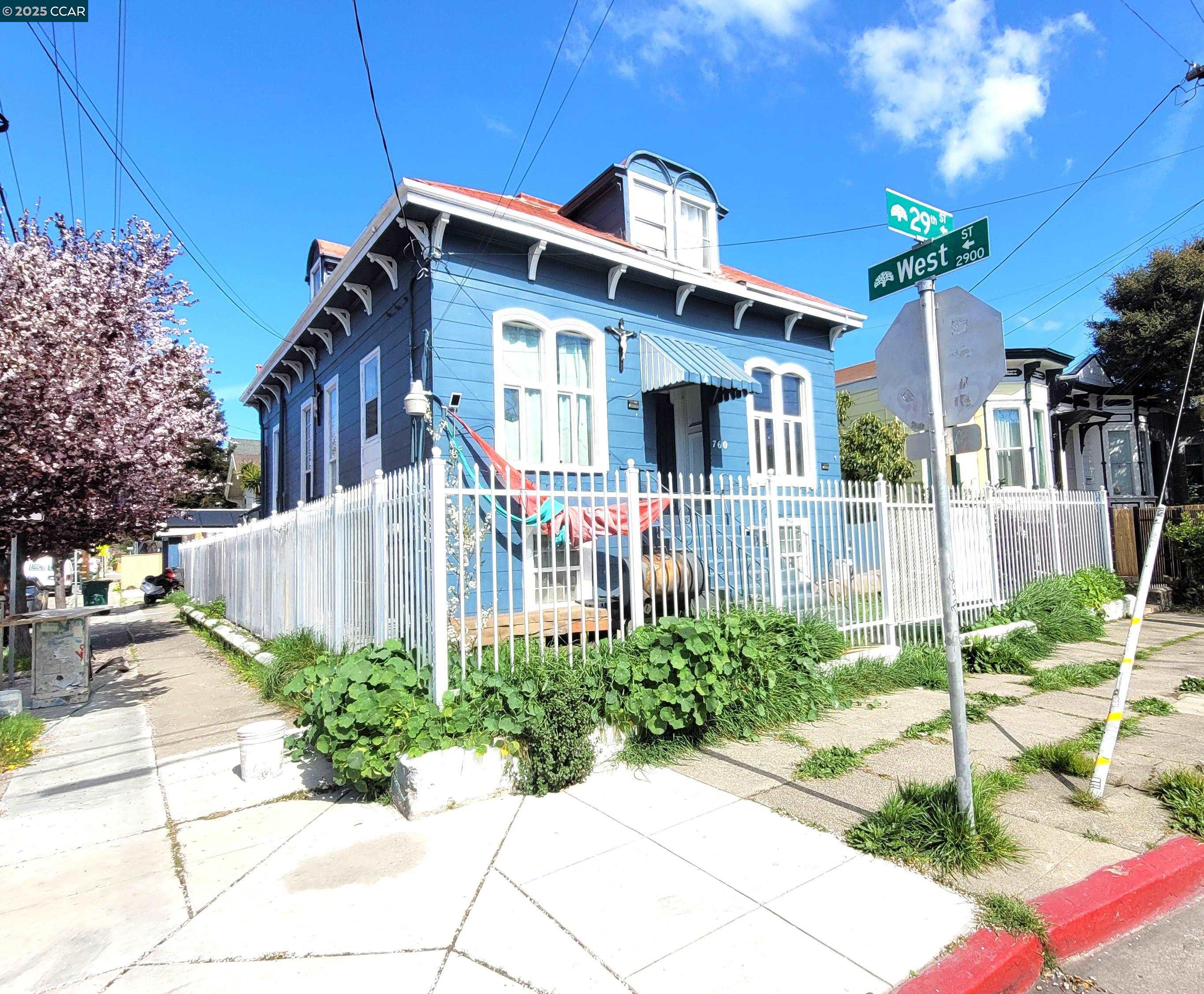 Detail Gallery Image 4 of 7 For 760 29th Street, Oakland,  CA 94609 - – Beds | – Baths