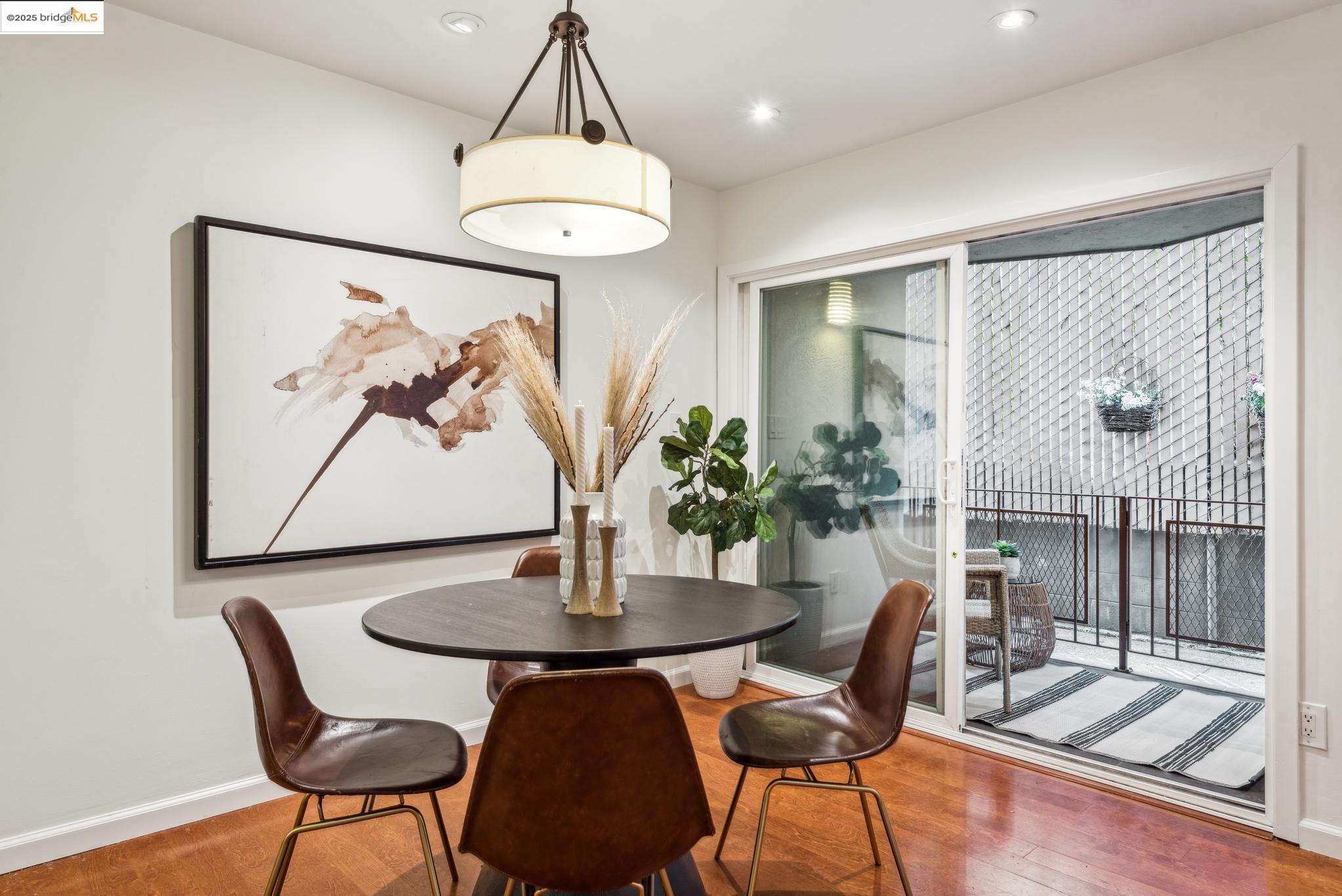 22 Moss Ave # 107, Oakland, California 94610, 2 Bedrooms Bedrooms, ,2 BathroomsBathrooms,Residential,For Sale,22 Moss Ave # 107,41089107