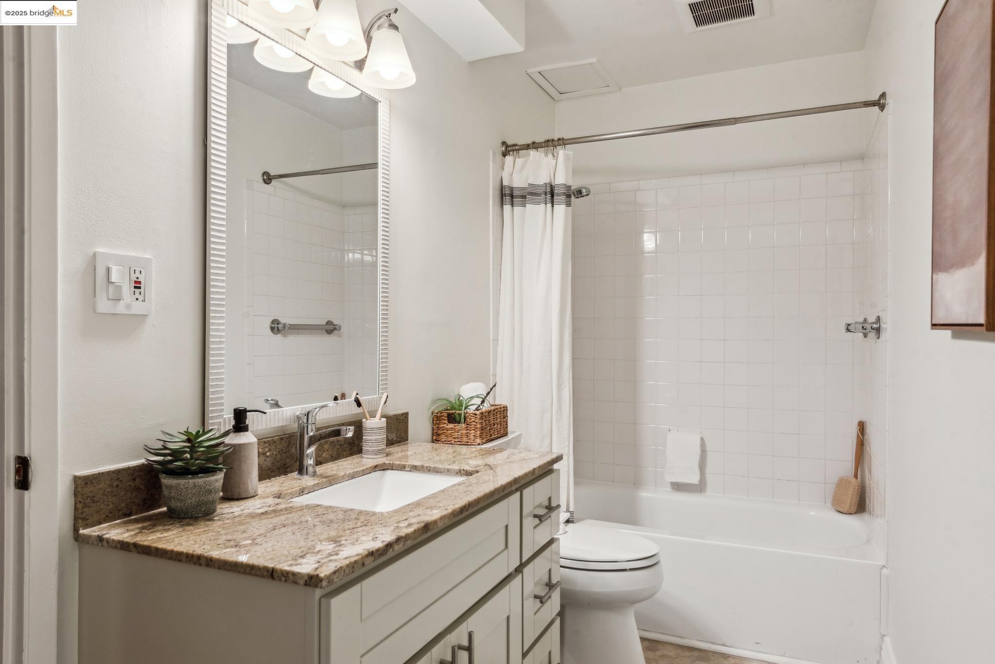 22 Moss Ave # 107, Oakland, California 94610, 2 Bedrooms Bedrooms, ,2 BathroomsBathrooms,Residential,For Sale,22 Moss Ave # 107,41089107