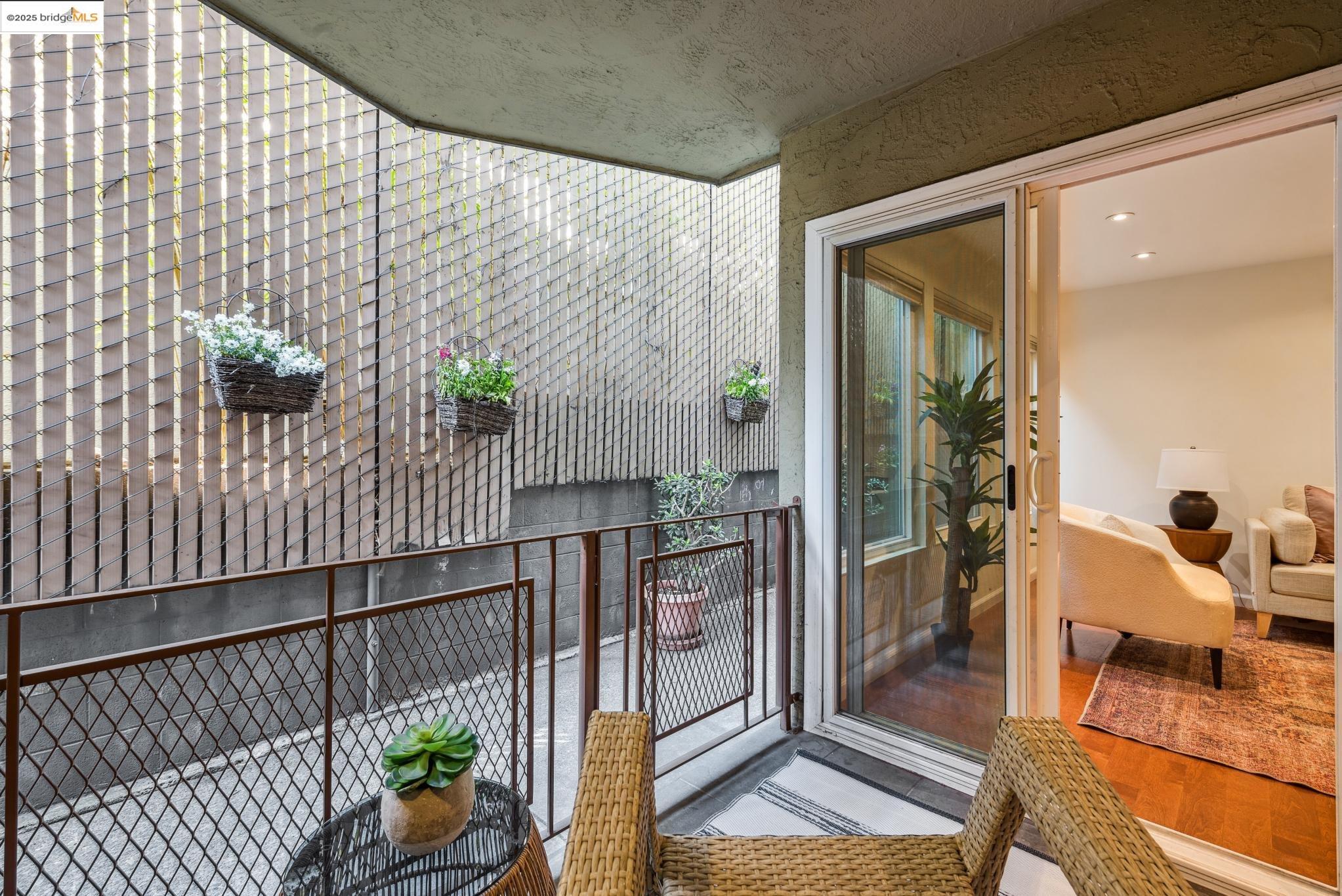 22 Moss Ave # 107, Oakland, California 94610, 2 Bedrooms Bedrooms, ,2 BathroomsBathrooms,Residential,For Sale,22 Moss Ave # 107,41089107
