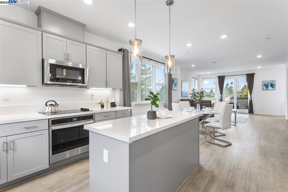 Detail Gallery Image 11 of 36 For 403 Industrial Parkway, Hayward,  CA 94544 - 4 Beds | 3/1 Baths