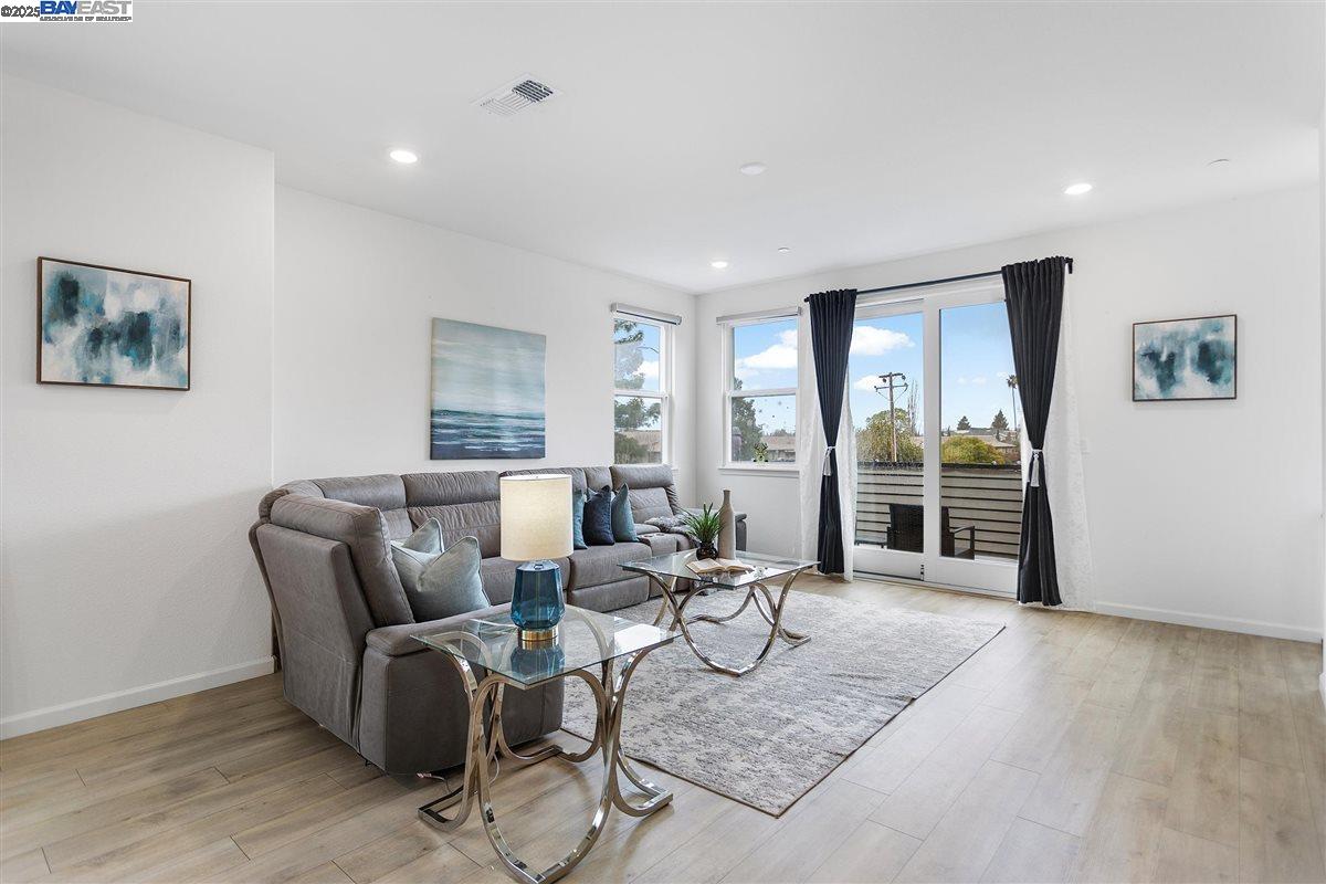 Detail Gallery Image 14 of 36 For 403 Industrial Parkway, Hayward,  CA 94544 - 4 Beds | 3/1 Baths