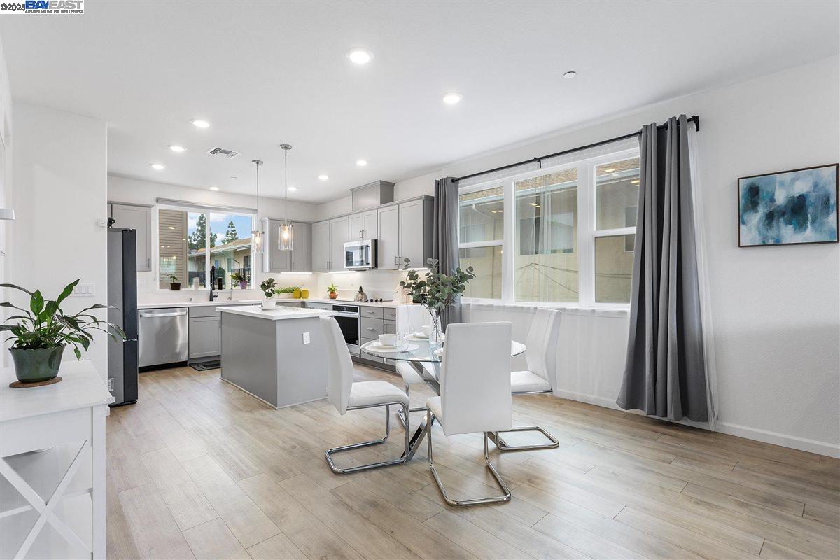 Detail Gallery Image 7 of 36 For 403 Industrial Parkway, Hayward,  CA 94544 - 4 Beds | 3/1 Baths