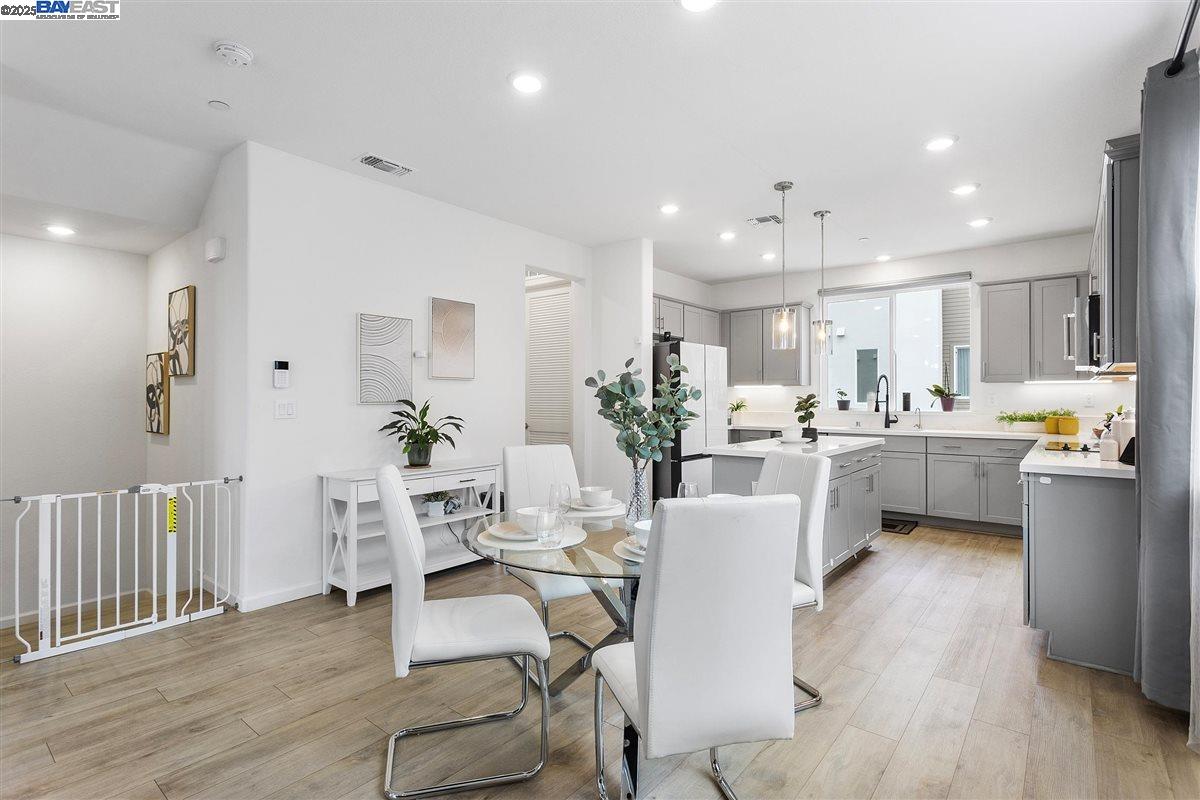 Detail Gallery Image 8 of 36 For 403 Industrial Parkway, Hayward,  CA 94544 - 4 Beds | 3/1 Baths