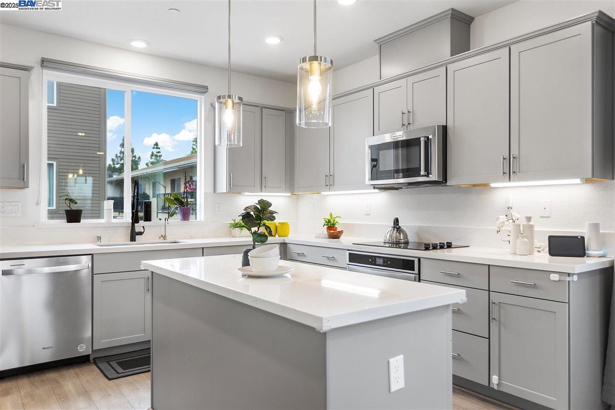 Detail Gallery Image 10 of 36 For 403 Industrial Parkway, Hayward,  CA 94544 - 4 Beds | 3/1 Baths