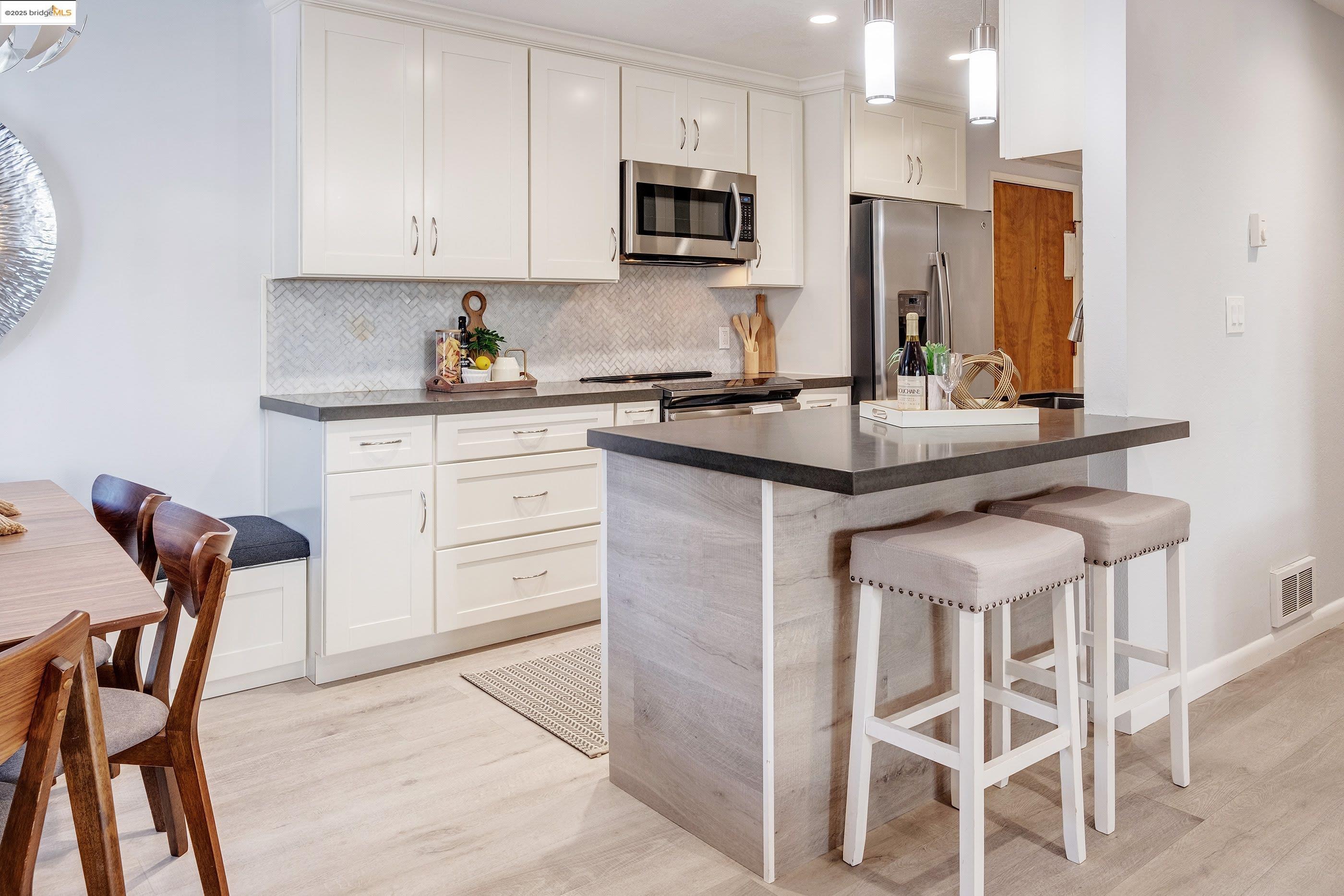 389 Belmont St # 110, Oakland, California 94610, 2 Bedrooms Bedrooms, 4 Rooms Rooms,2 BathroomsBathrooms,Residential,For Sale,389 Belmont St # 110,41089131