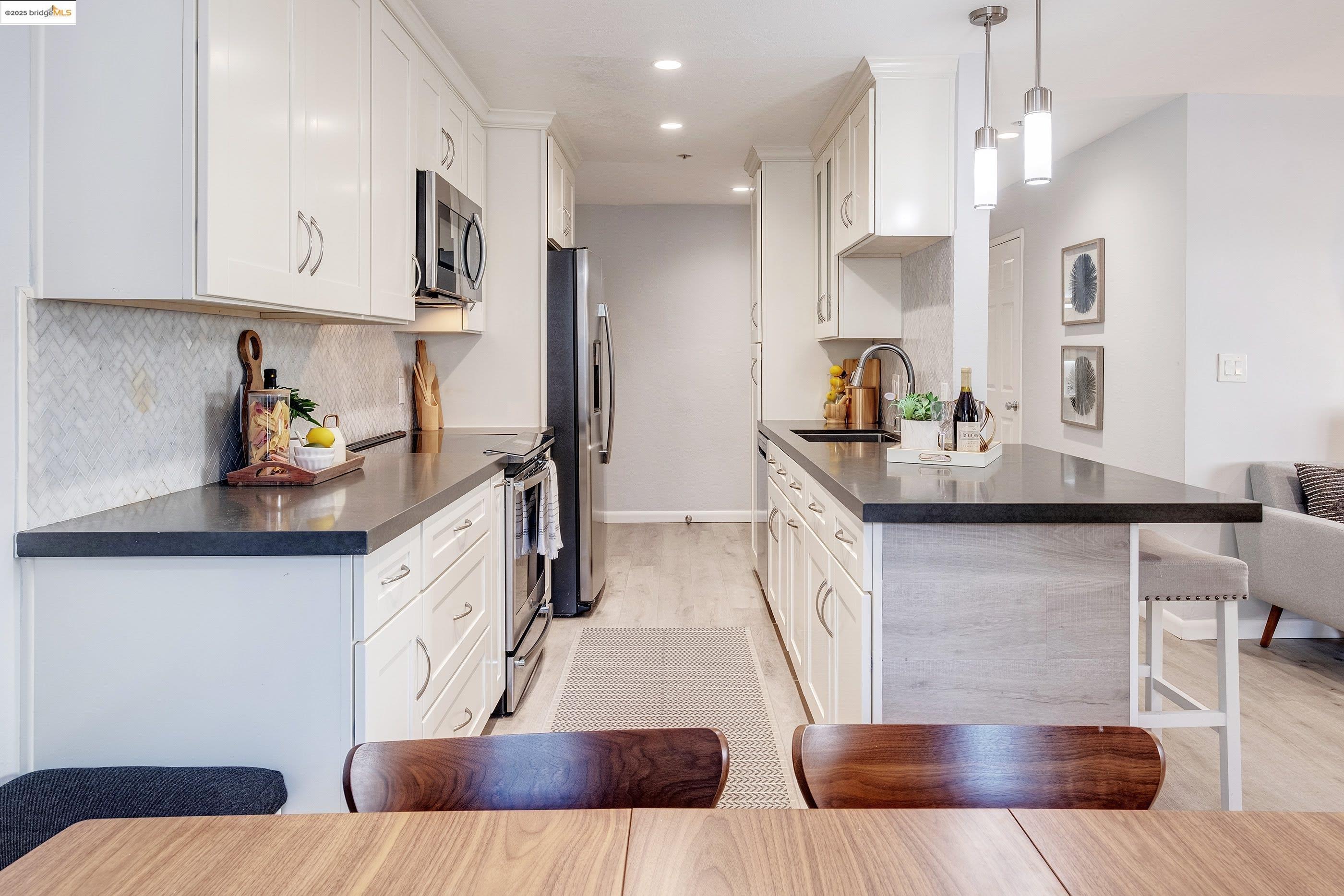 389 Belmont St # 110, Oakland, California 94610, 2 Bedrooms Bedrooms, 4 Rooms Rooms,2 BathroomsBathrooms,Residential,For Sale,389 Belmont St # 110,41089131