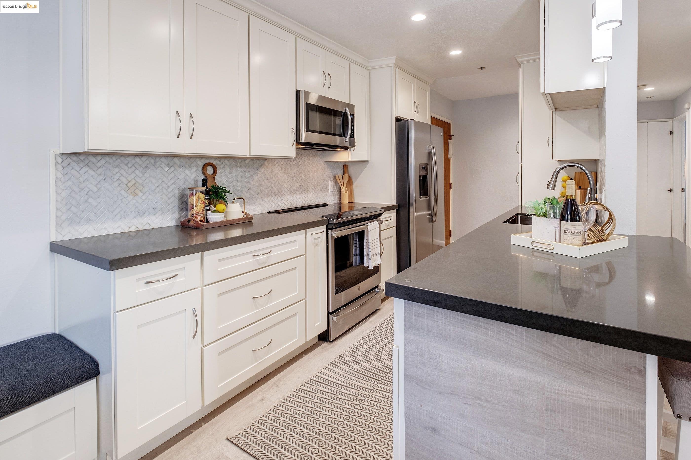 389 Belmont St # 110, Oakland, California 94610, 2 Bedrooms Bedrooms, 4 Rooms Rooms,2 BathroomsBathrooms,Residential,For Sale,389 Belmont St # 110,41089131