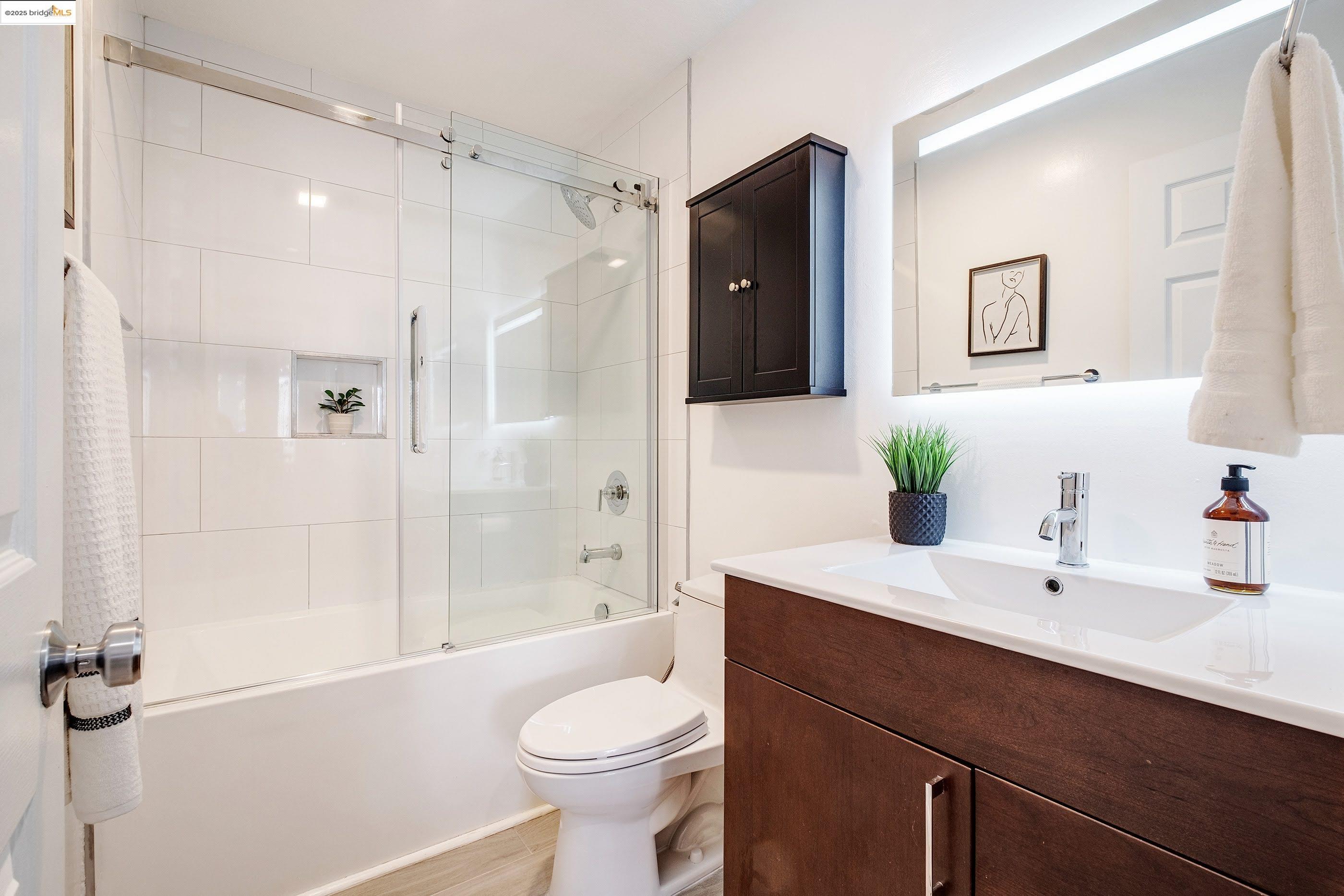 389 Belmont St # 110, Oakland, California 94610, 2 Bedrooms Bedrooms, 4 Rooms Rooms,2 BathroomsBathrooms,Residential,For Sale,389 Belmont St # 110,41089131