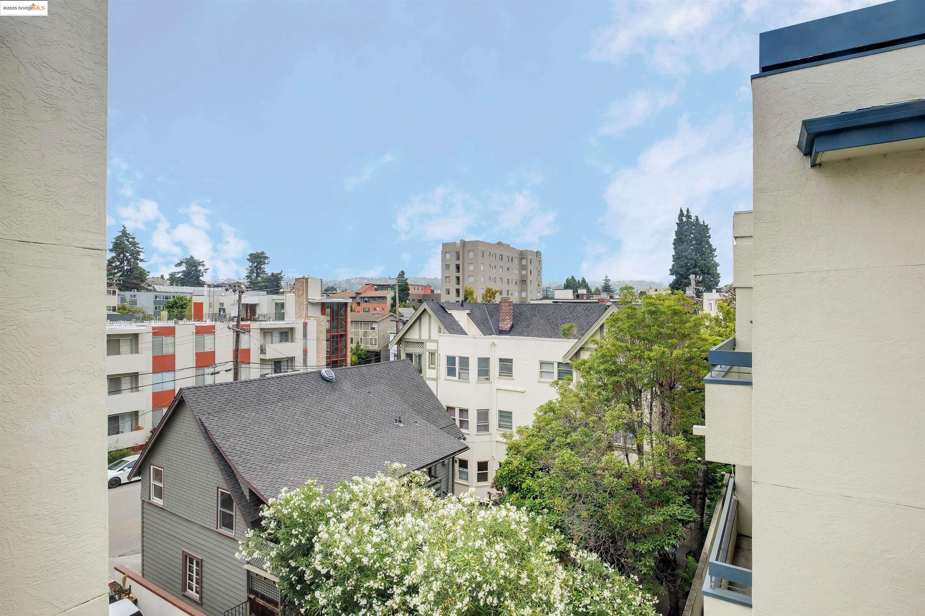 389 Belmont St # 110, Oakland, California 94610, 2 Bedrooms Bedrooms, 4 Rooms Rooms,2 BathroomsBathrooms,Residential,For Sale,389 Belmont St # 110,41089131