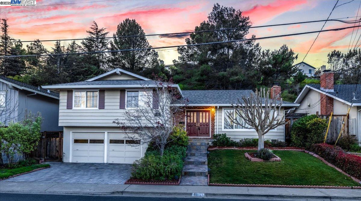 Detail Gallery Image 1 of 1 For 913 Heather Dr, San Carlos,  CA 94070 - 3 Beds | 2 Baths
