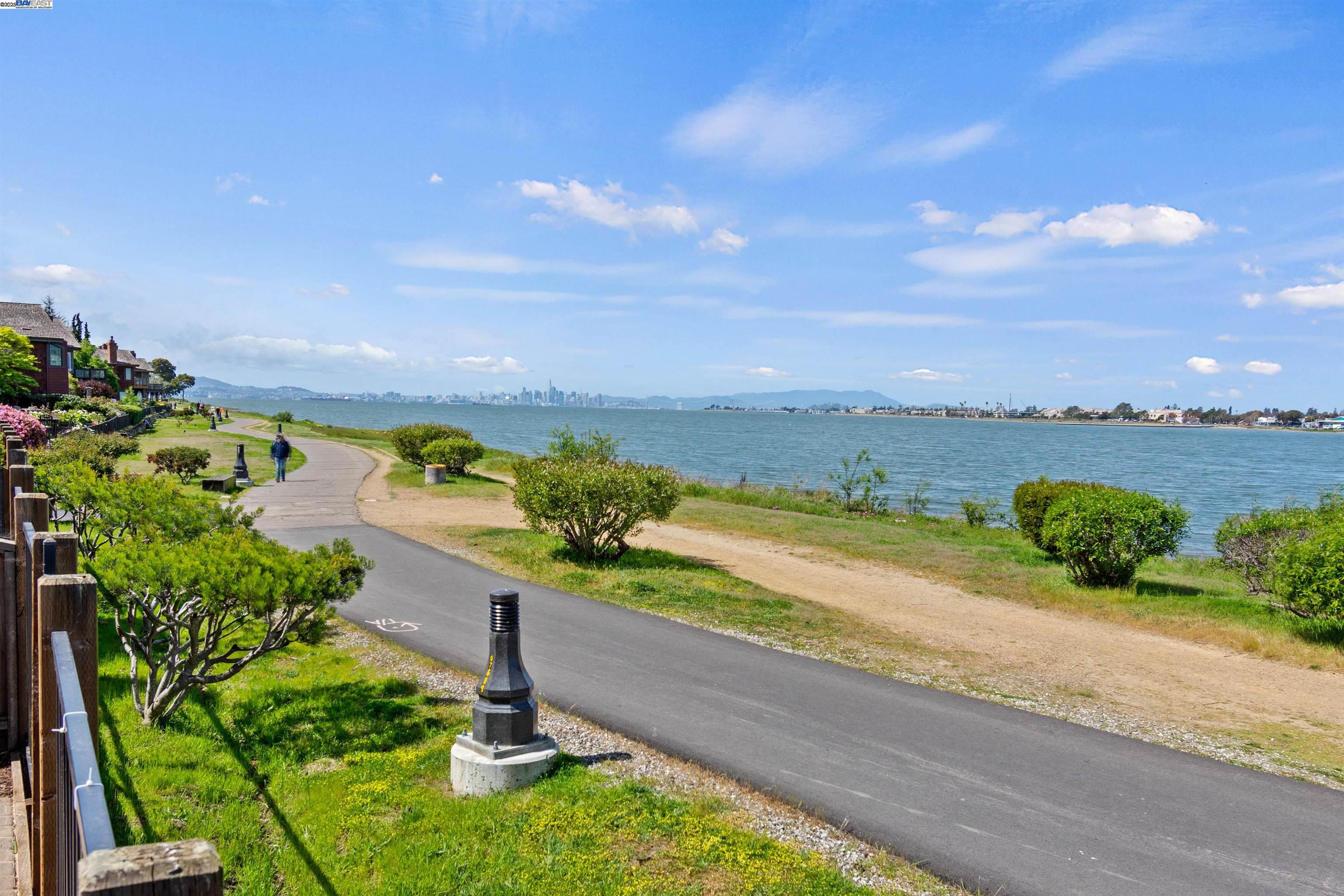 Detail Gallery Image 18 of 37 For 29 Bay Park Terrace, Alameda,  CA 94502 - 3 Beds | 2/1 Baths