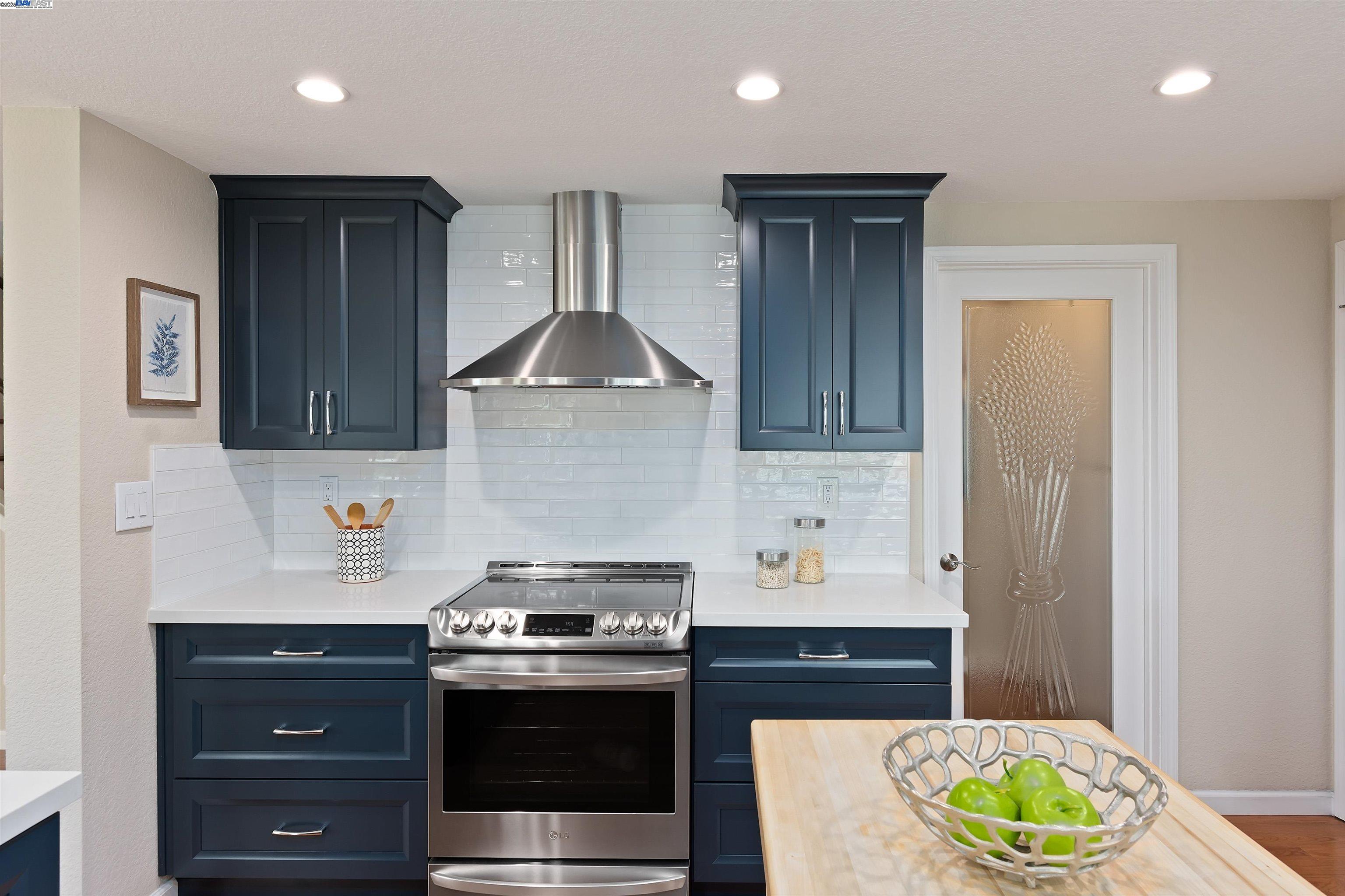 Detail Gallery Image 24 of 37 For 29 Bay Park Terrace, Alameda,  CA 94502 - 3 Beds | 2/1 Baths