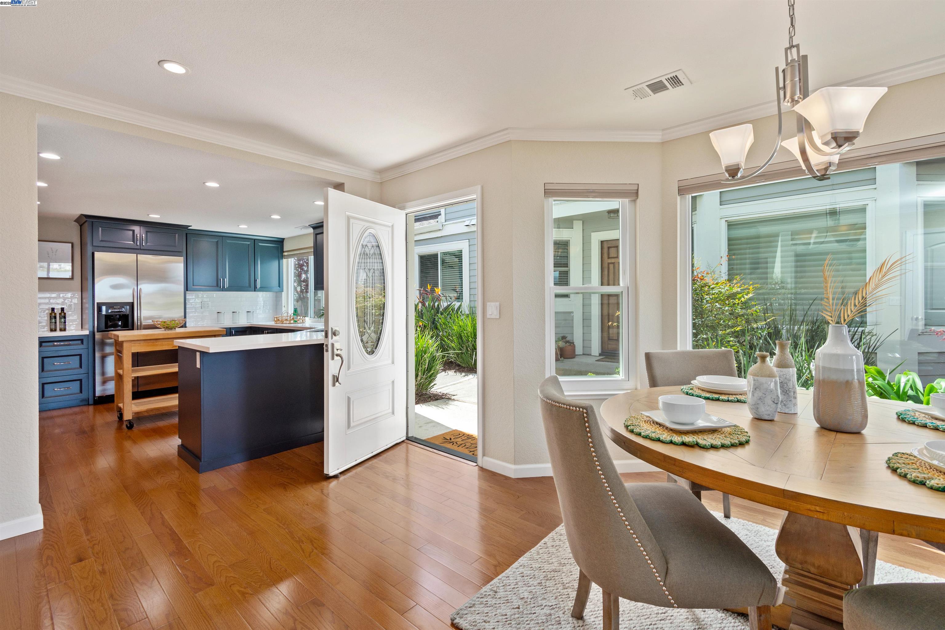 Detail Gallery Image 7 of 37 For 29 Bay Park Terrace, Alameda,  CA 94502 - 3 Beds | 2/1 Baths