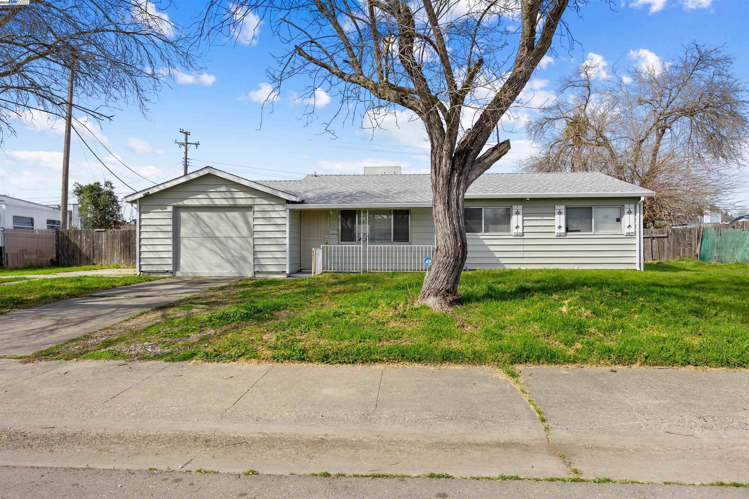 Detail Gallery Image 1 of 1 For 6780 75th St, Sacramento,  CA 95828 - 4 Beds | 2 Baths
