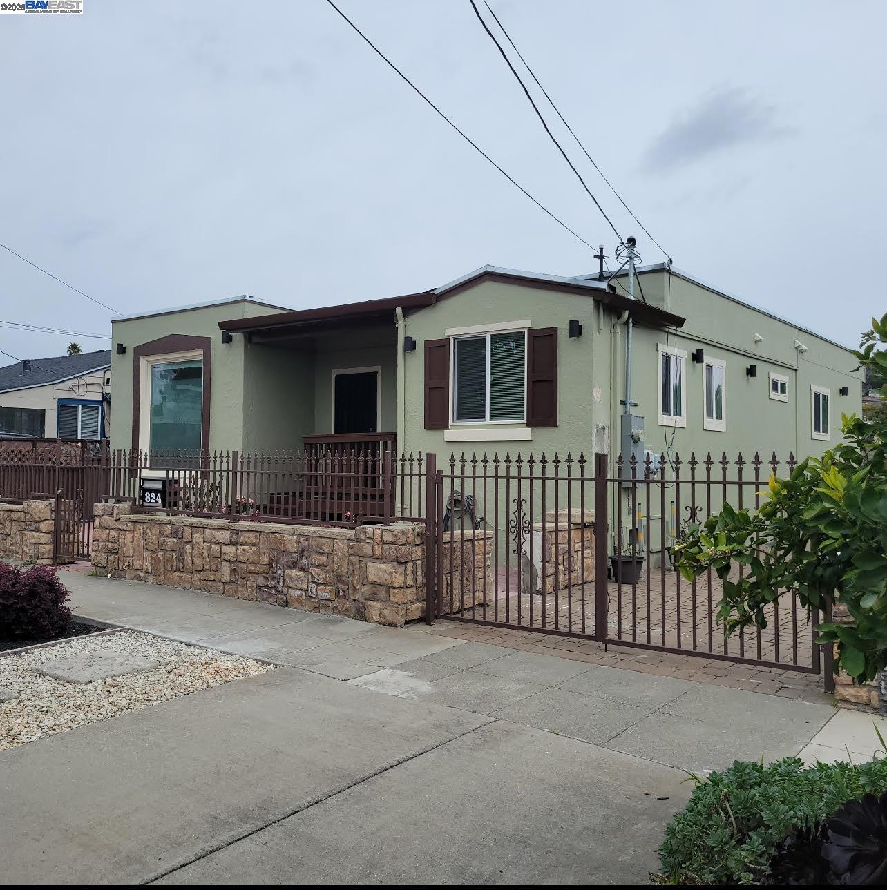 Detail Gallery Image 1 of 21 For 824 Humboldt St, Richmond,  CA 94805 - 3 Beds | 3 Baths
