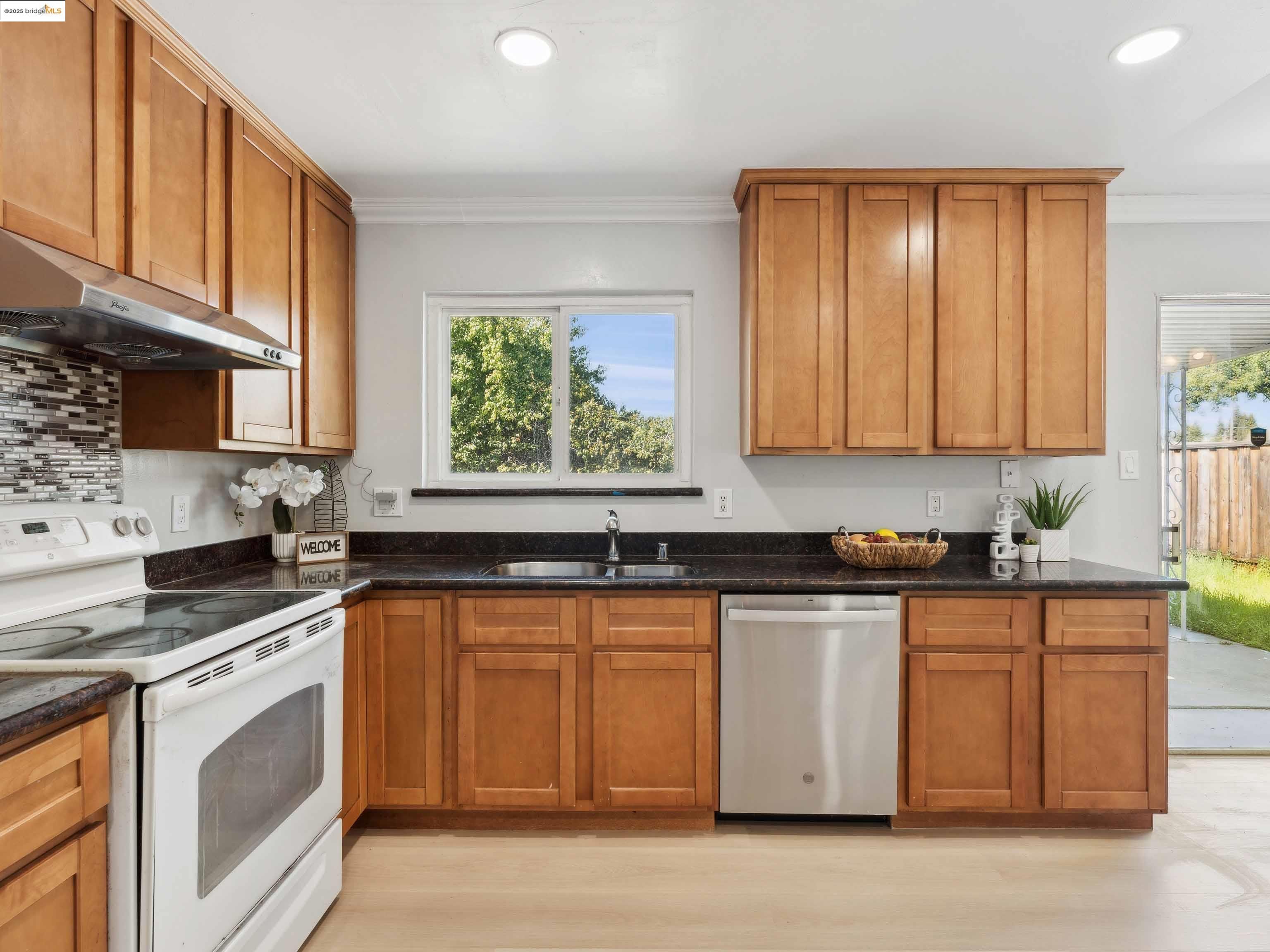 Detail Gallery Image 11 of 31 For 3549 Dormer Ave, Concord,  CA 94519 - 3 Beds | 2 Baths