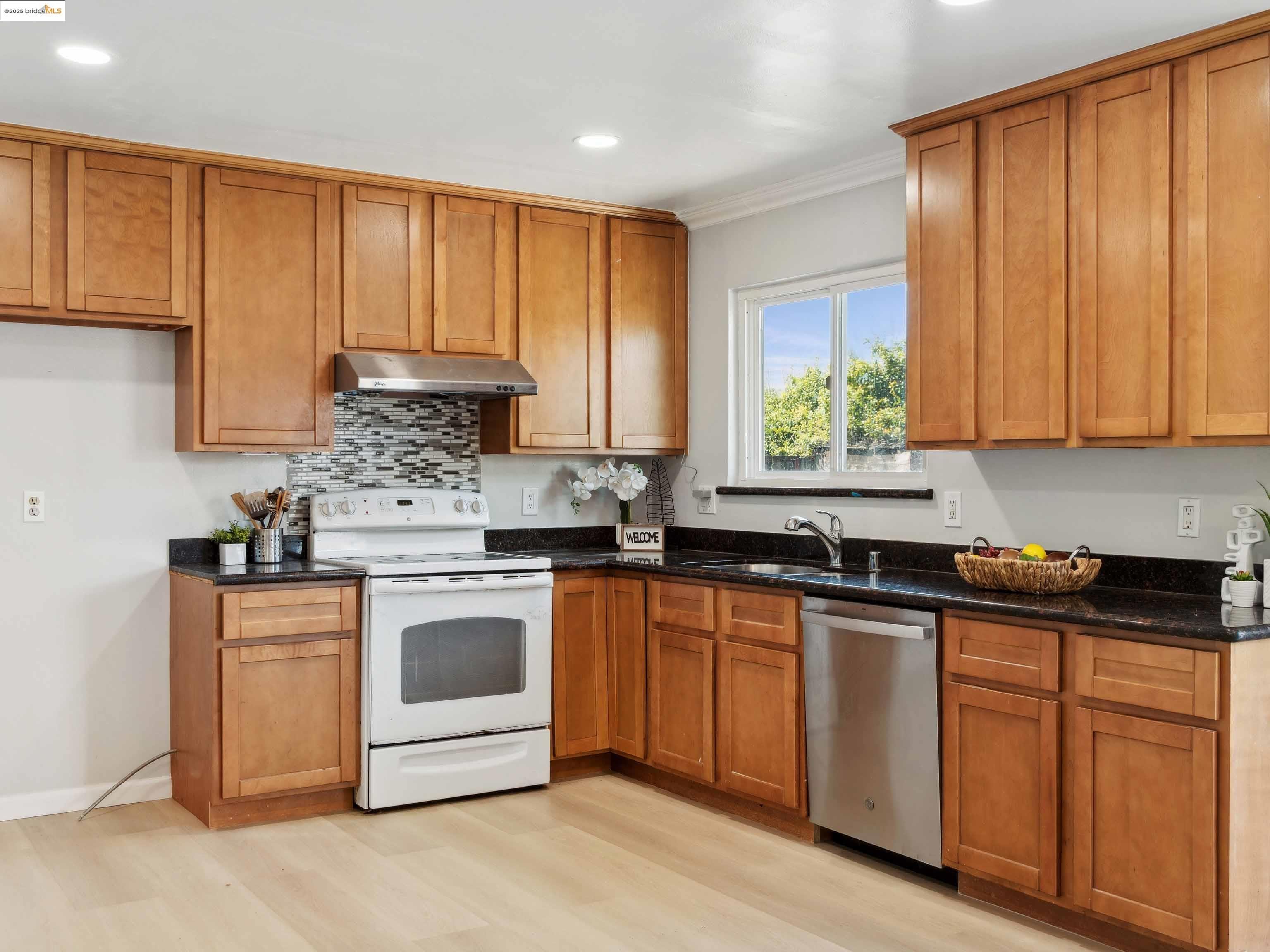 Detail Gallery Image 10 of 31 For 3549 Dormer Ave, Concord,  CA 94519 - 3 Beds | 2 Baths