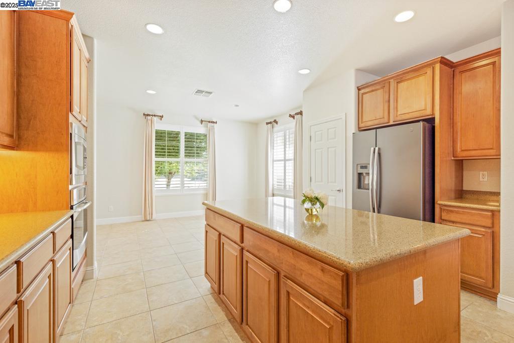Detail Gallery Image 5 of 60 For 2387 Birdsong Pl, Manteca,  CA 95336 - 2 Beds | 2 Baths