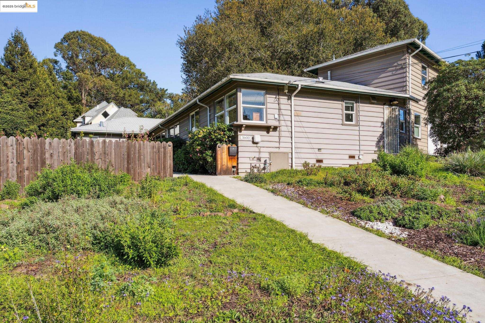 Detail Gallery Image 1 of 1 For 3600 Seminary Ave, Oakland,  CA 94605 - 3 Beds | 2 Baths