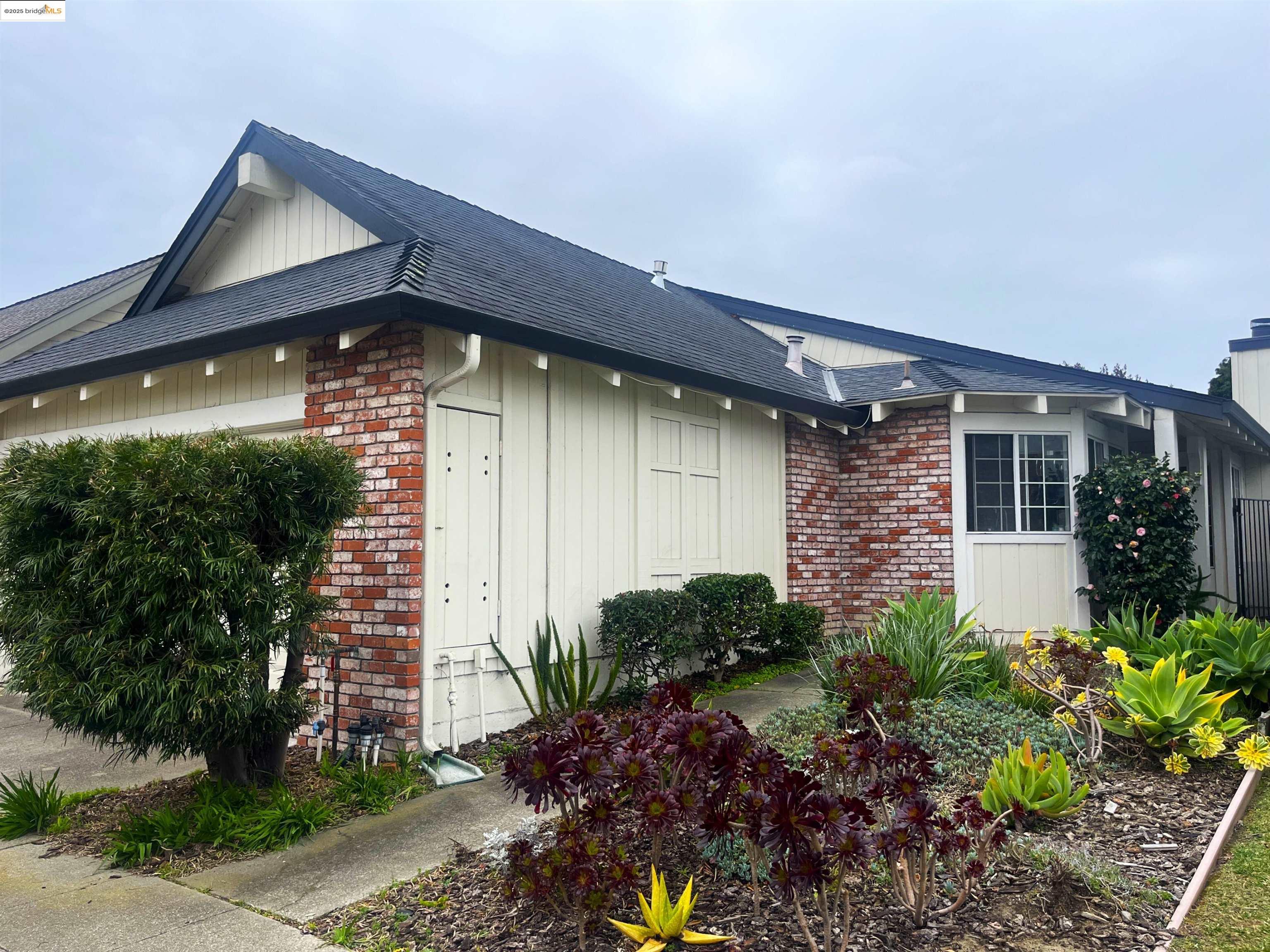 Detail Gallery Image 1 of 1 For 27 Hampton Ct, Alameda,  CA 94502 - 3 Beds | 2 Baths