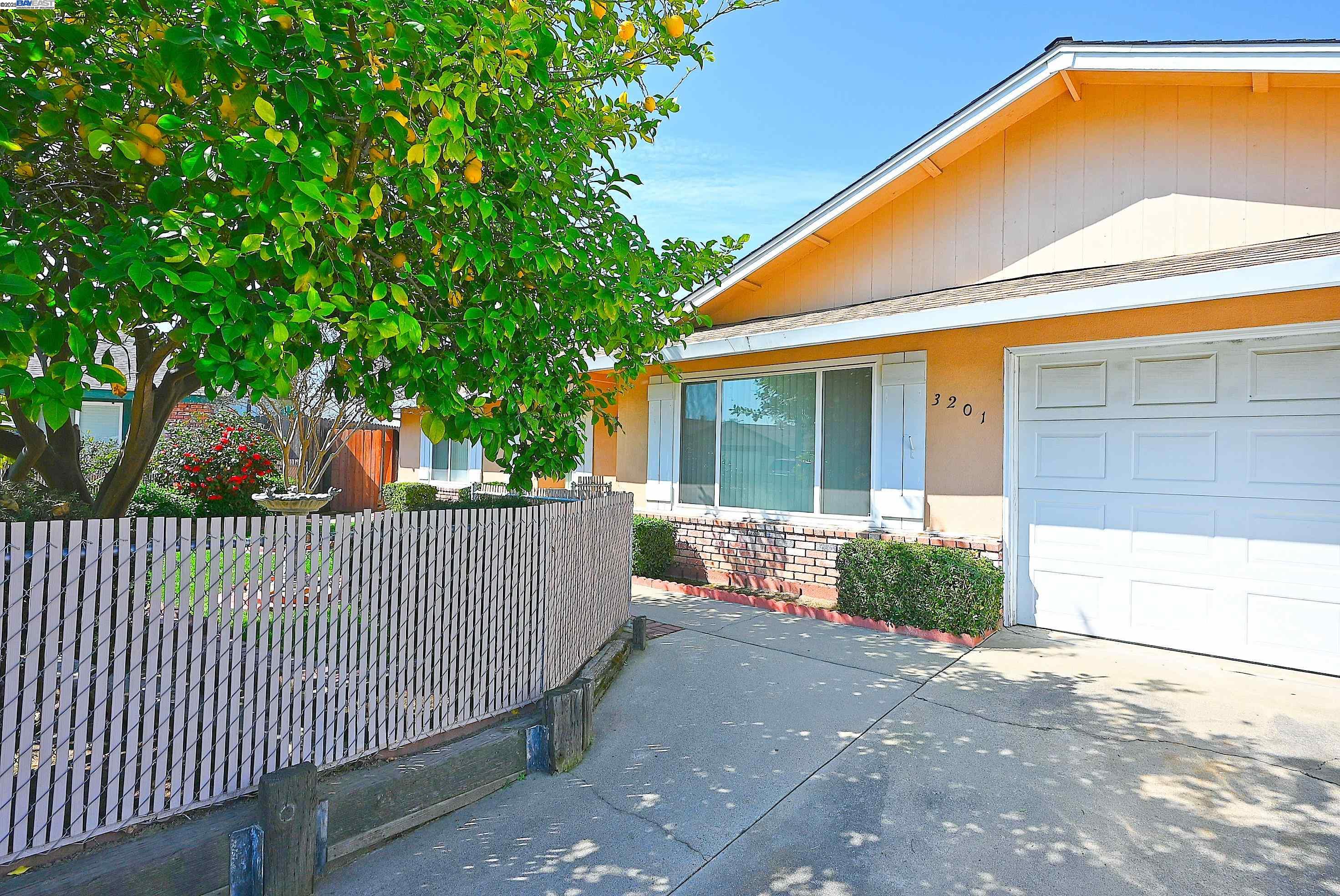 Detail Gallery Image 3 of 48 For 3201 Cato Ct, Modesto,  CA 95354-3302 - 3 Beds | 2 Baths