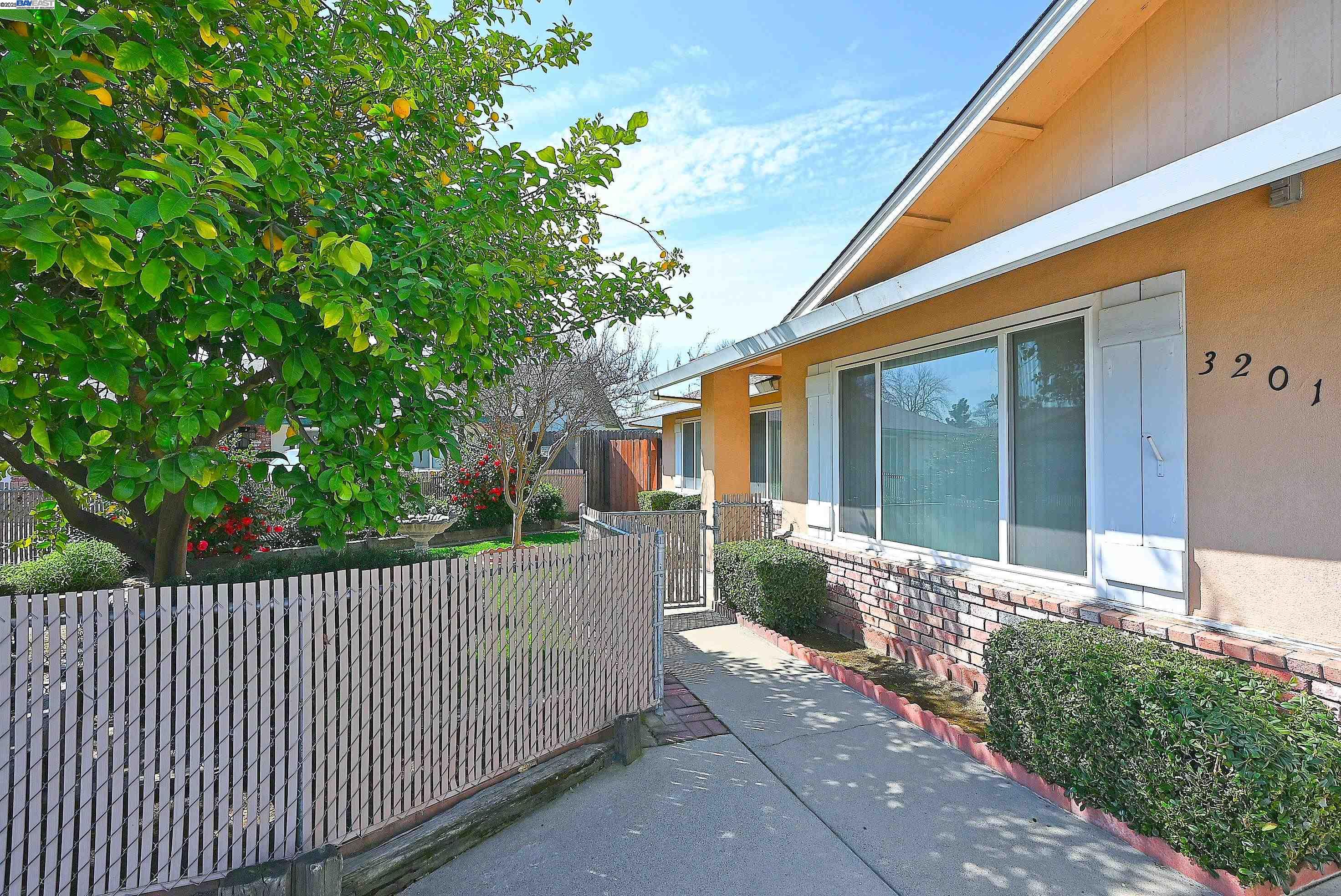 Detail Gallery Image 4 of 48 For 3201 Cato Ct, Modesto,  CA 95354-3302 - 3 Beds | 2 Baths