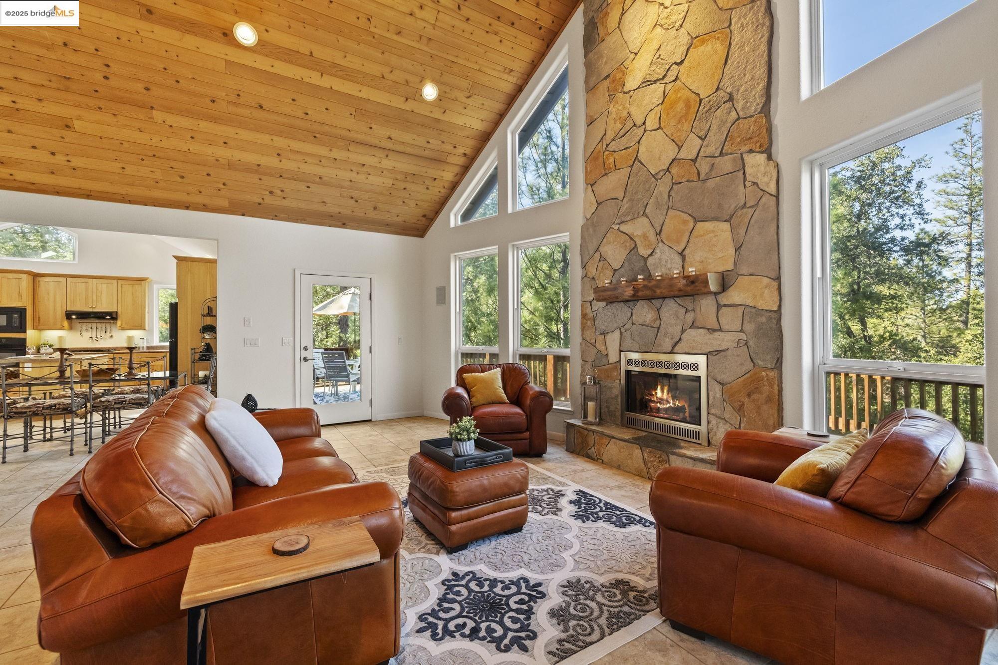 Detail Gallery Image 7 of 58 For 11995 Mcgraw Ct., Groveland,  CA 95321 - 2 Beds | 3 Baths