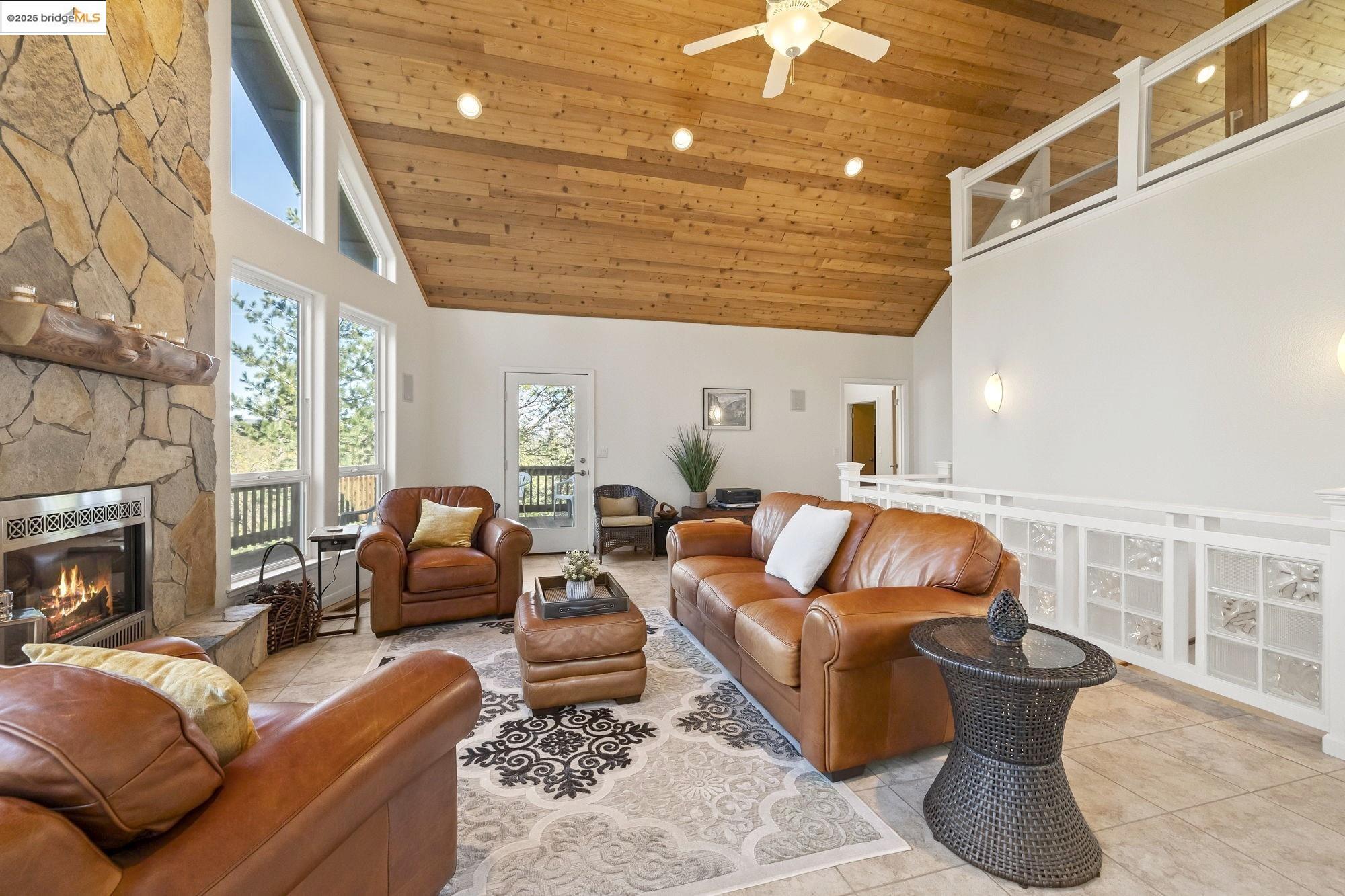 Detail Gallery Image 9 of 58 For 11995 Mcgraw Ct., Groveland,  CA 95321 - 2 Beds | 3 Baths