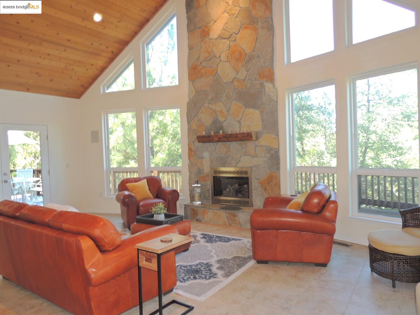 Detail Gallery Image 10 of 58 For 11995 Mcgraw Ct., Groveland,  CA 95321 - 2 Beds | 3 Baths