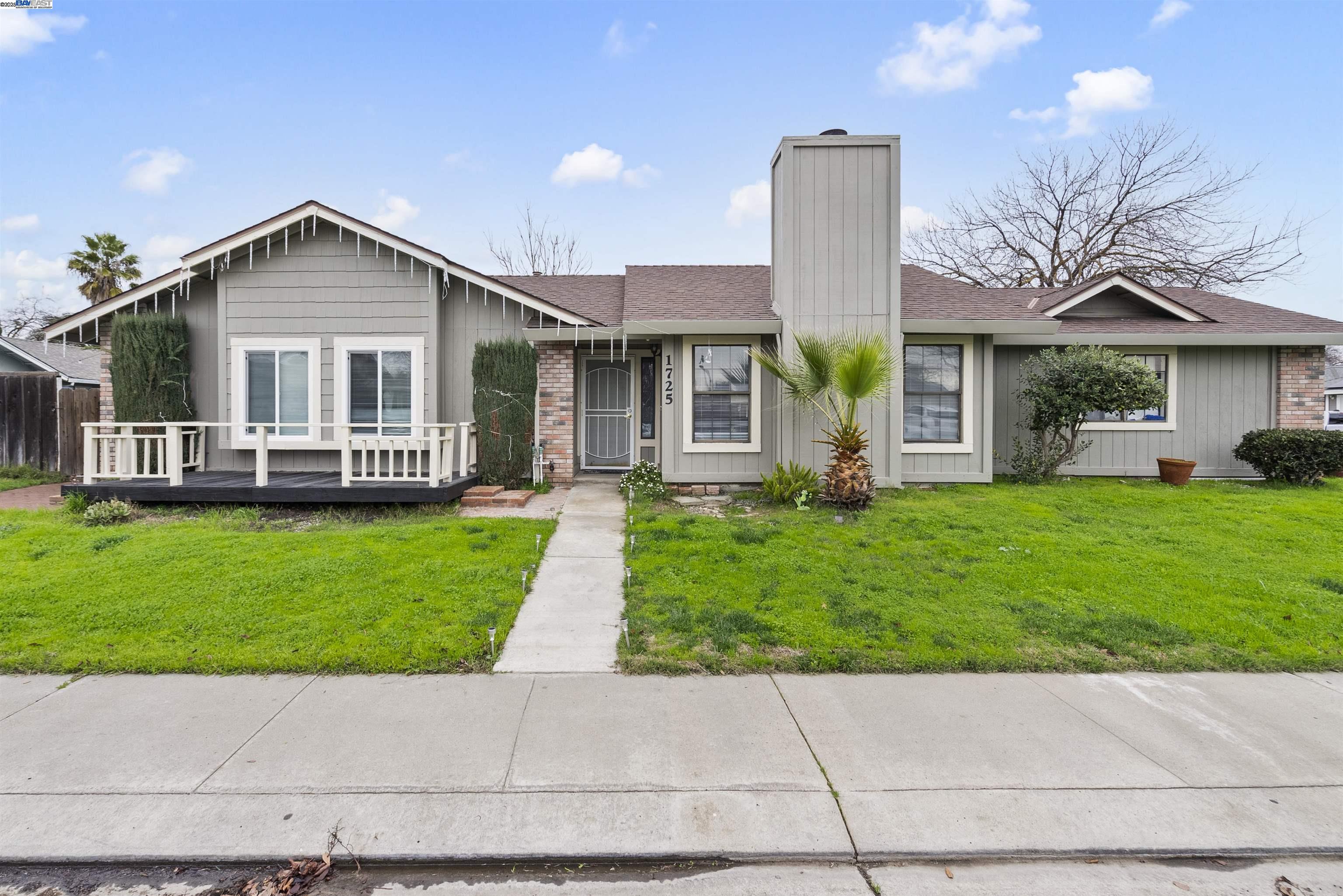 Detail Gallery Image 1 of 30 For 1725 Jenner Circle, Modesto,  CA 95351 - 3 Beds | 2 Baths