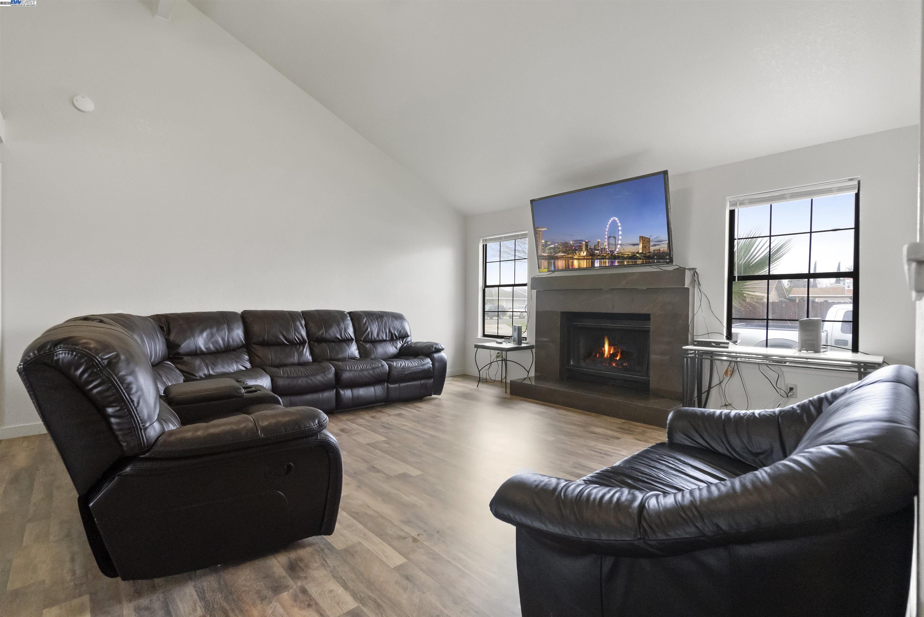 Detail Gallery Image 4 of 30 For 1725 Jenner Circle, Modesto,  CA 95351 - 3 Beds | 2 Baths