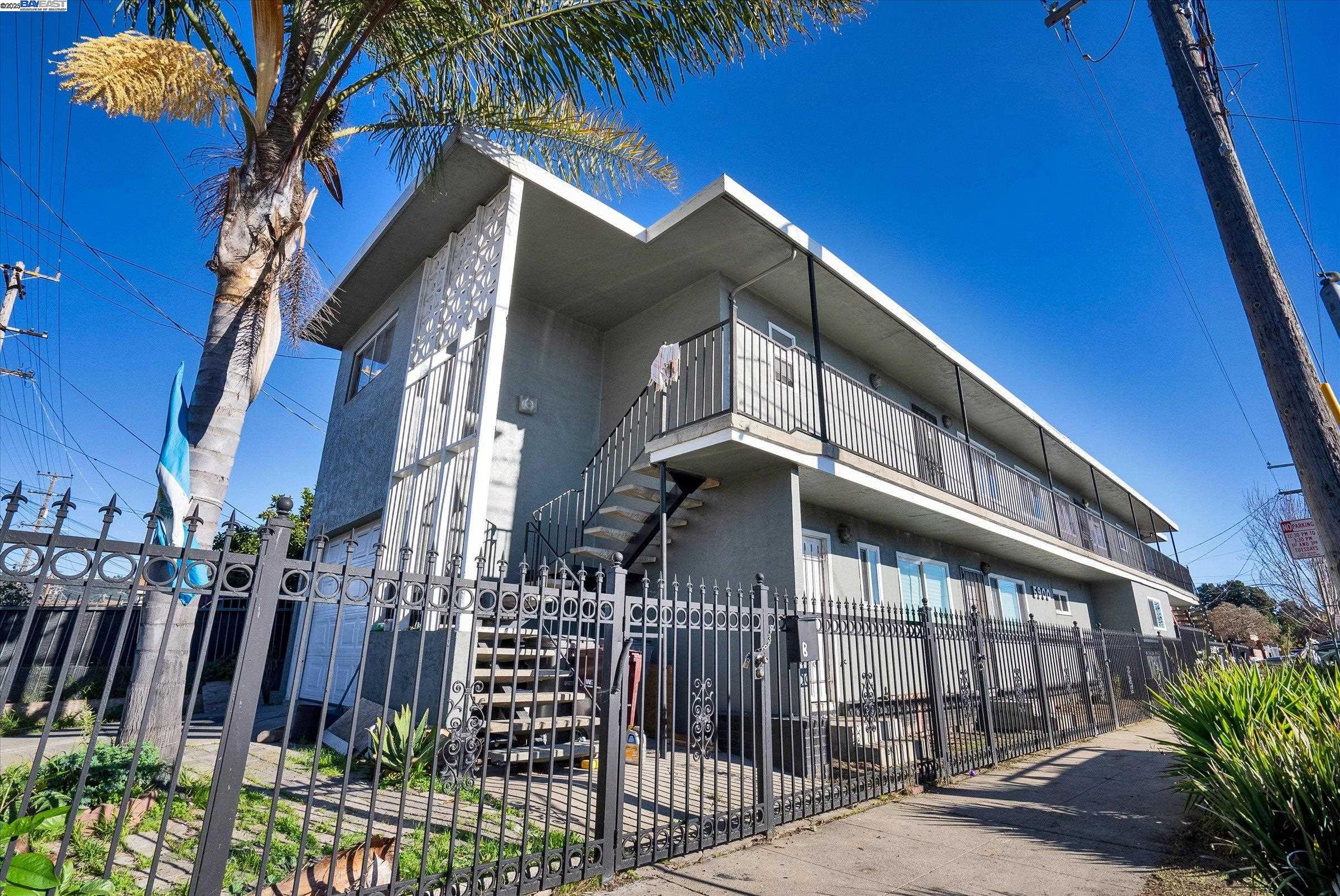 Detail Gallery Image 1 of 17 For 5900 Hayes St a,  Oakland,  CA 94621 - 3 Beds | 1/1 Baths