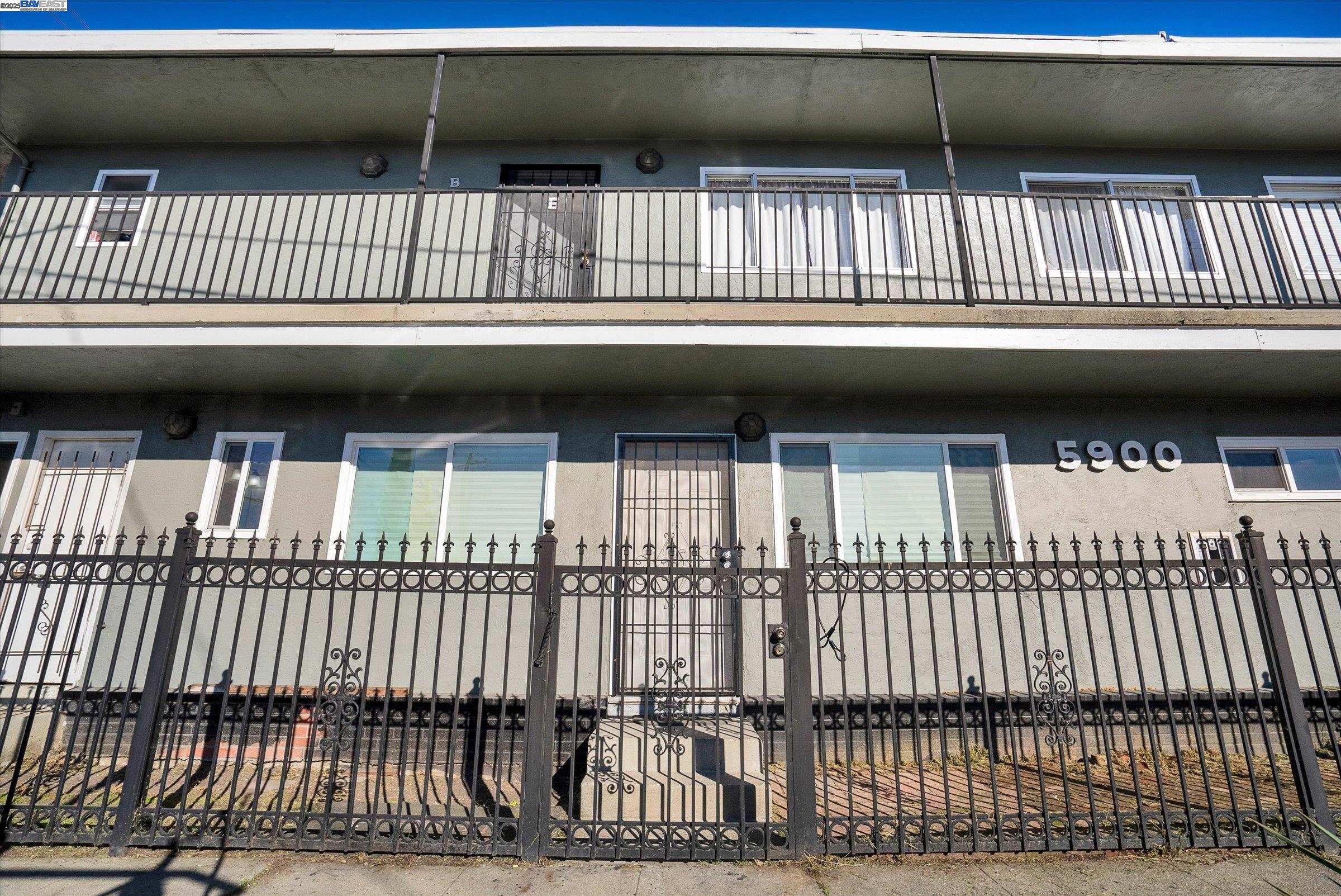 Detail Gallery Image 2 of 17 For 5900 Hayes St a,  Oakland,  CA 94621 - 3 Beds | 1/1 Baths