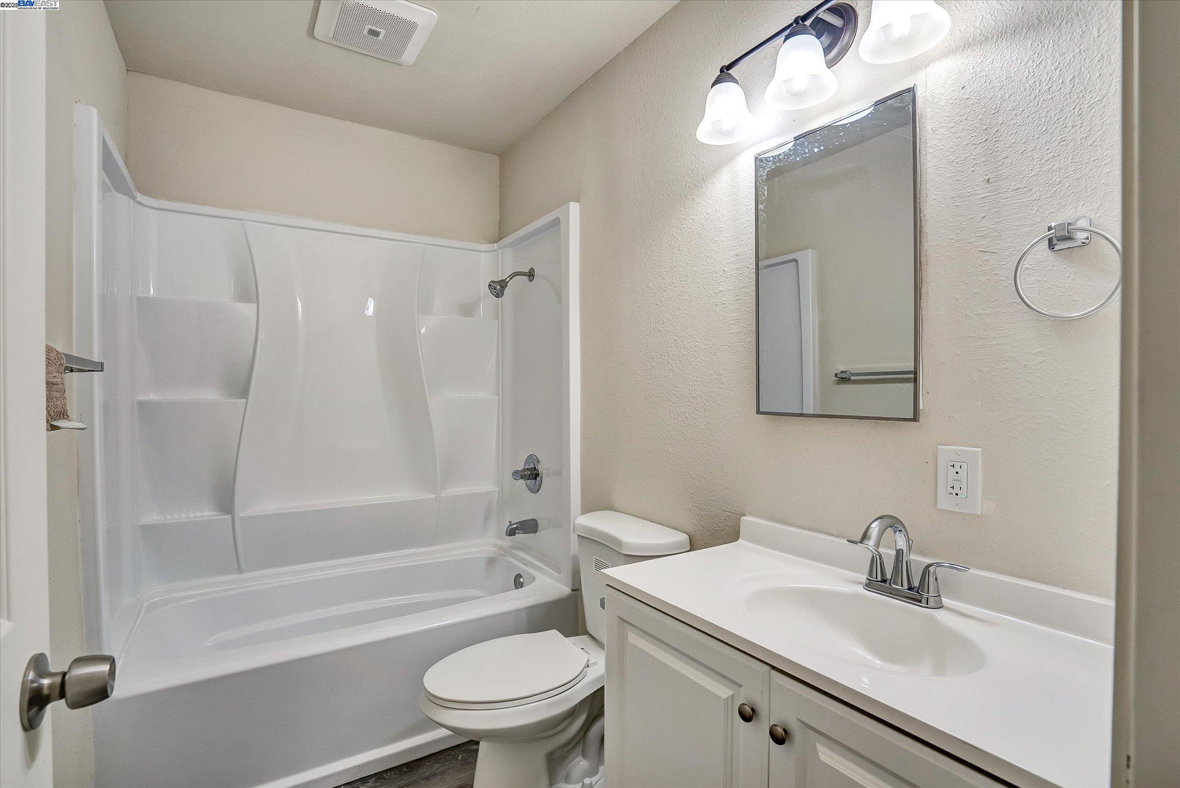 Detail Gallery Image 14 of 17 For 5900 Hayes St a,  Oakland,  CA 94621 - 3 Beds | 1/1 Baths