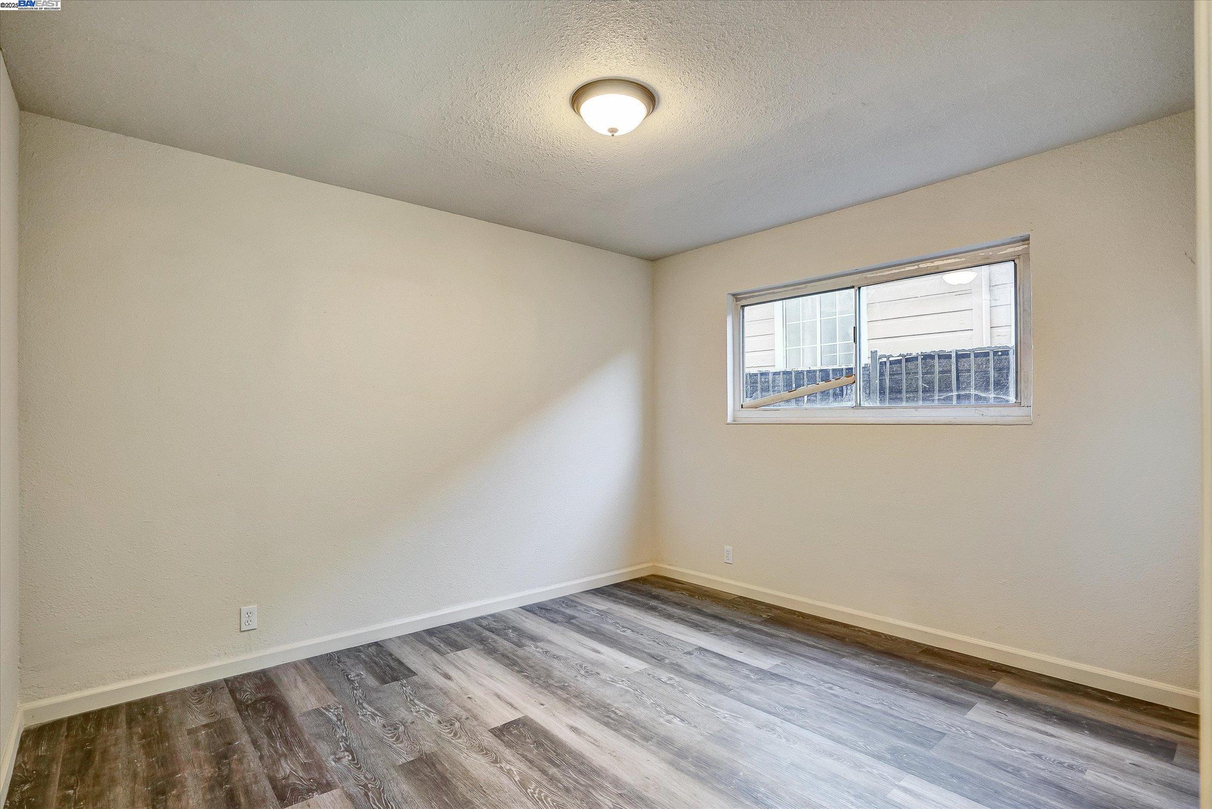 Detail Gallery Image 15 of 17 For 5900 Hayes St a,  Oakland,  CA 94621 - 3 Beds | 1/1 Baths