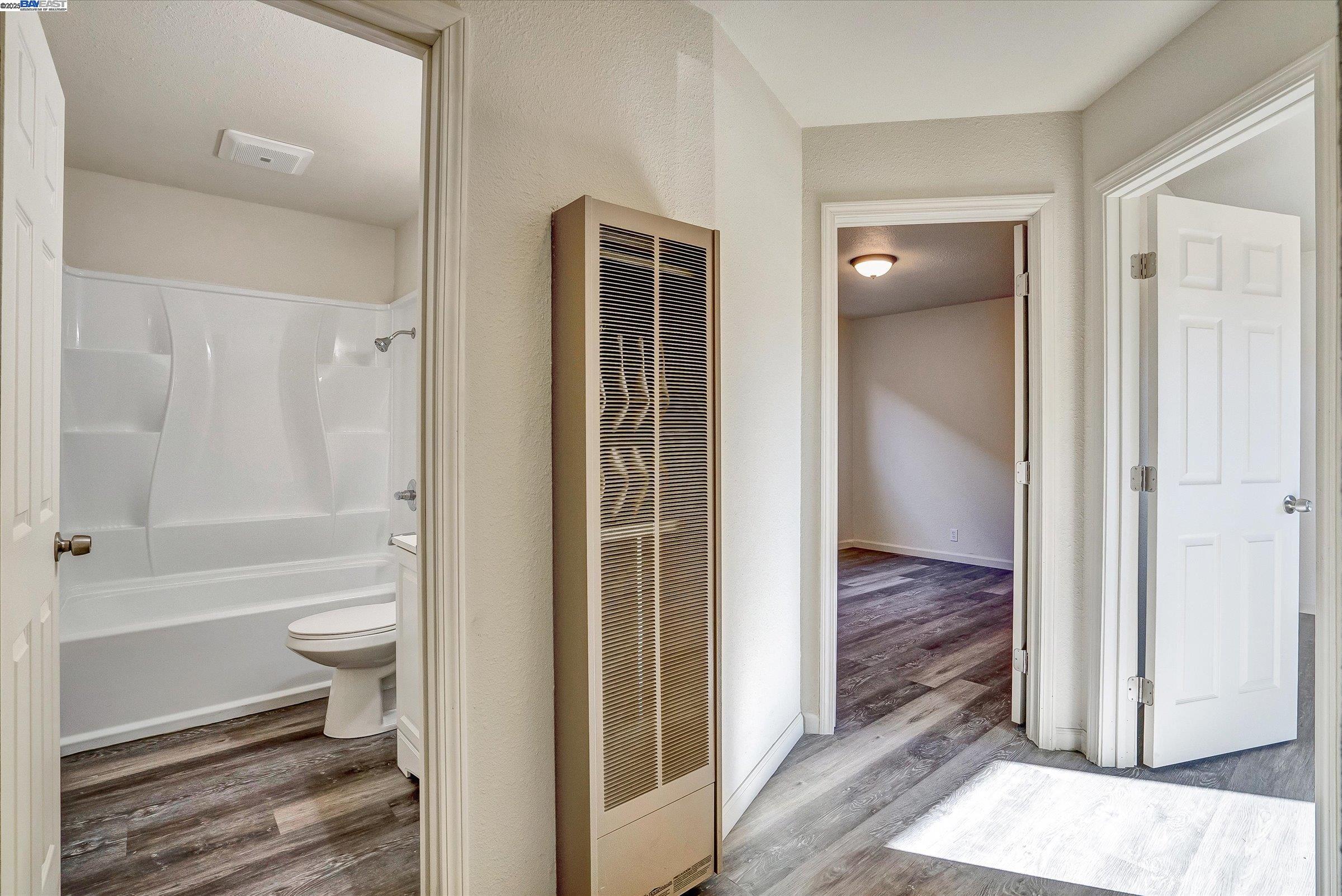 Detail Gallery Image 17 of 17 For 5900 Hayes St a,  Oakland,  CA 94621 - 3 Beds | 1/1 Baths