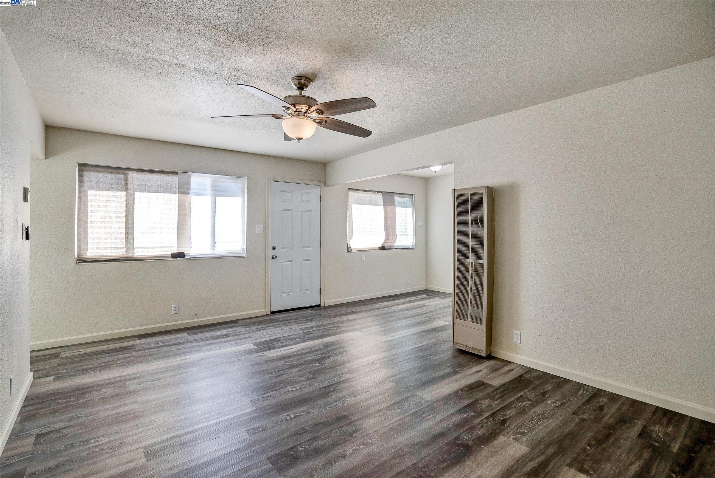 Detail Gallery Image 4 of 17 For 5900 Hayes St a,  Oakland,  CA 94621 - 3 Beds | 1/1 Baths