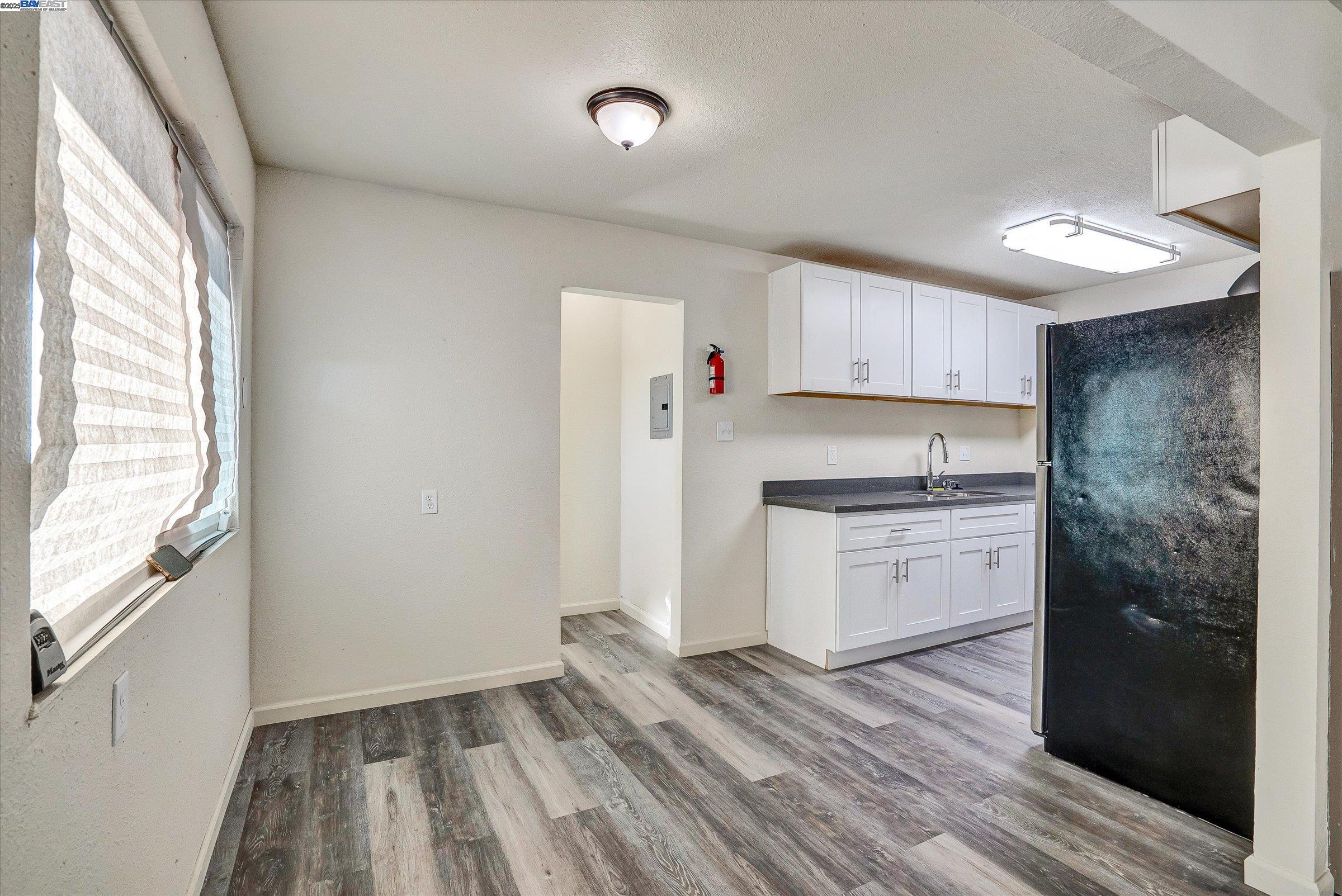 Detail Gallery Image 5 of 17 For 5900 Hayes St a,  Oakland,  CA 94621 - 3 Beds | 1/1 Baths