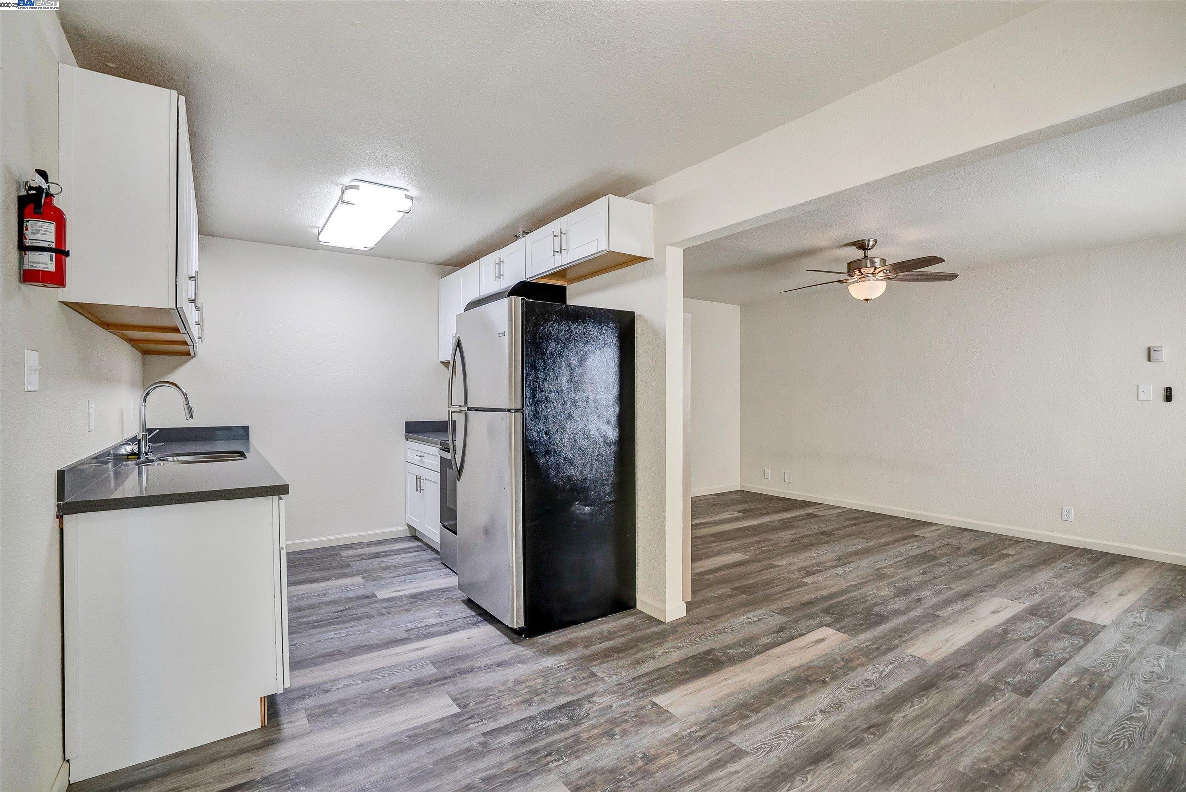 Detail Gallery Image 6 of 17 For 5900 Hayes St a,  Oakland,  CA 94621 - 3 Beds | 1/1 Baths