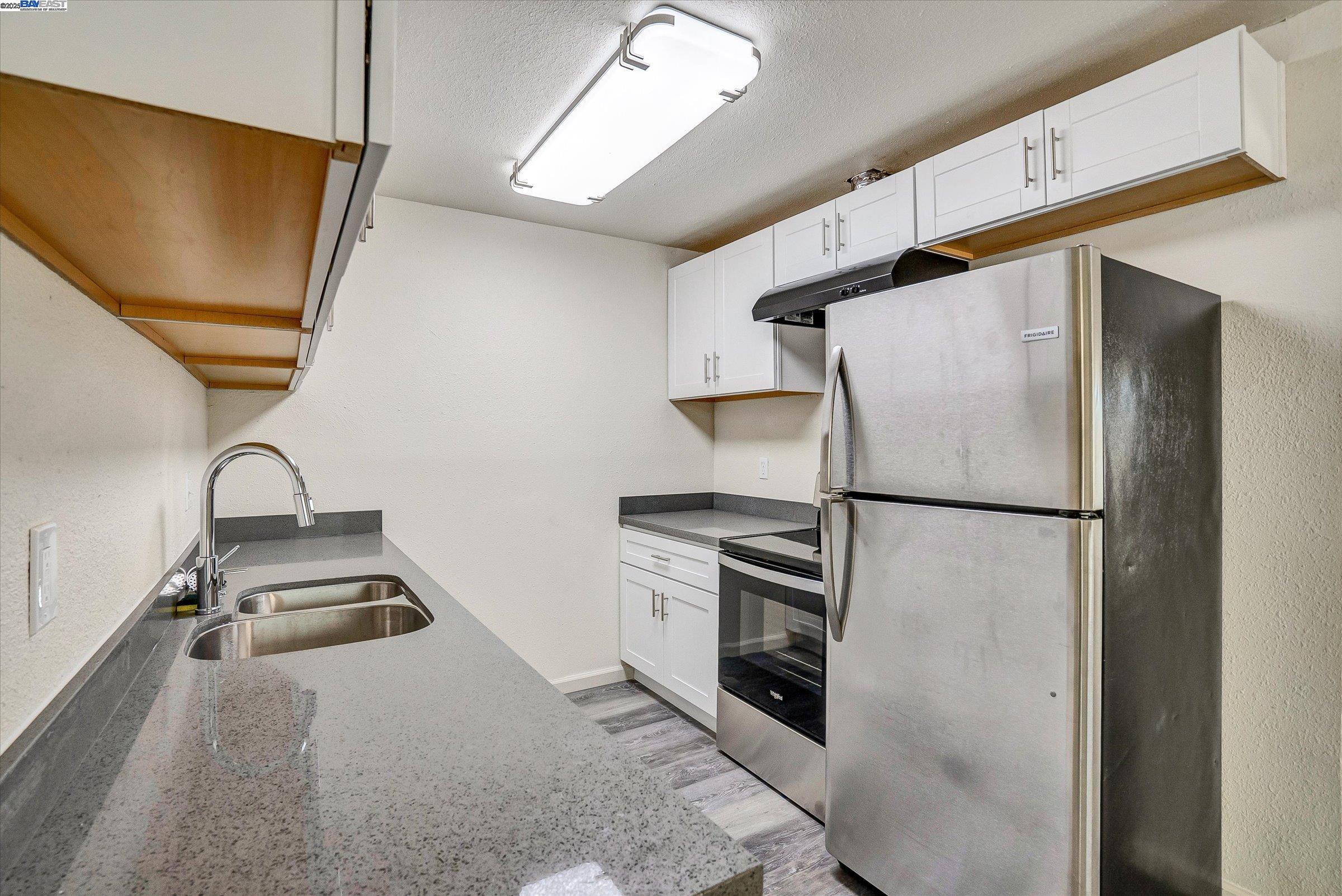 Detail Gallery Image 7 of 17 For 5900 Hayes St a,  Oakland,  CA 94621 - 3 Beds | 1/1 Baths
