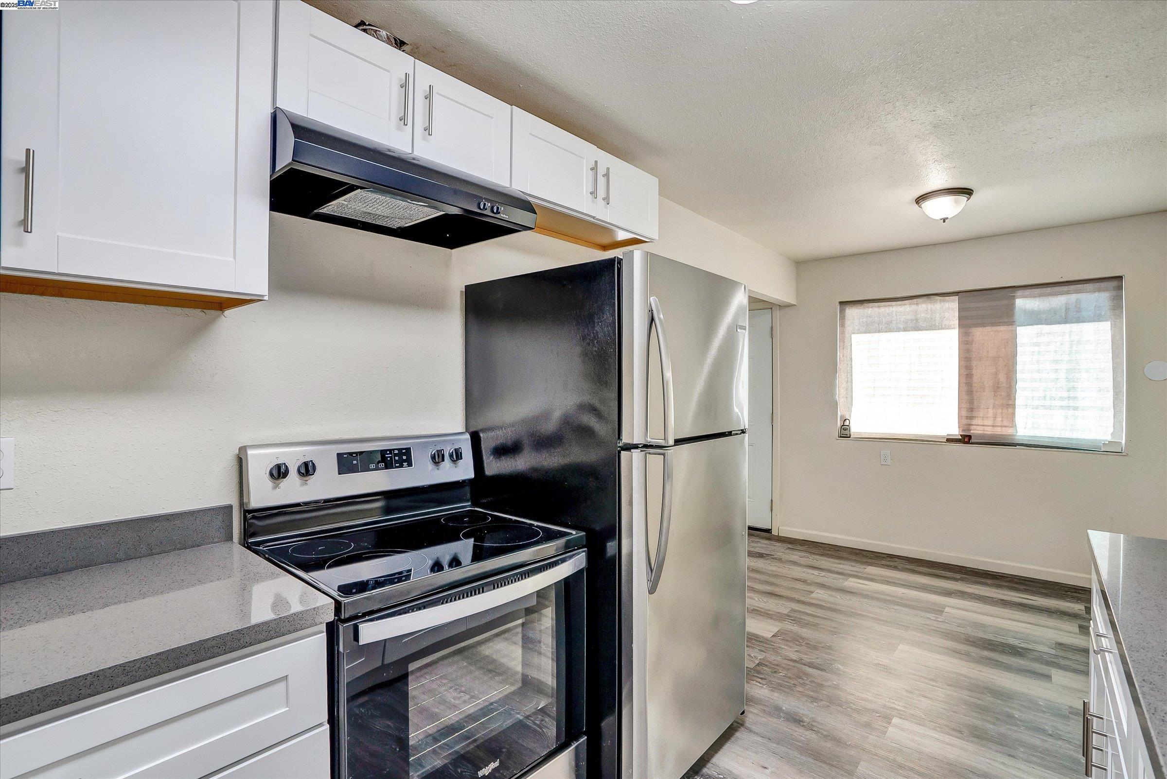 Detail Gallery Image 8 of 17 For 5900 Hayes St a,  Oakland,  CA 94621 - 3 Beds | 1/1 Baths