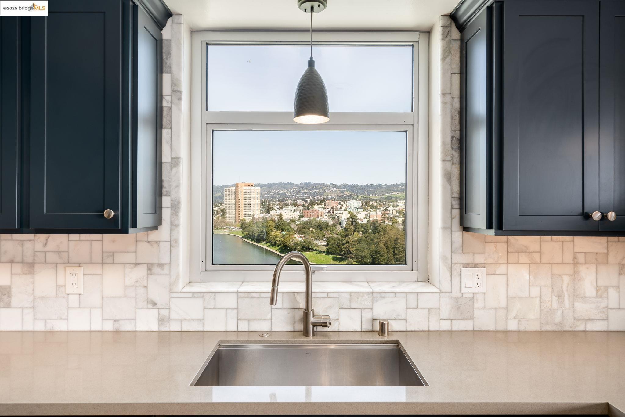 Detail Gallery Image 9 of 43 For 177 19th St 11e,  Oakland,  CA 94612 - 2 Beds | 2 Baths