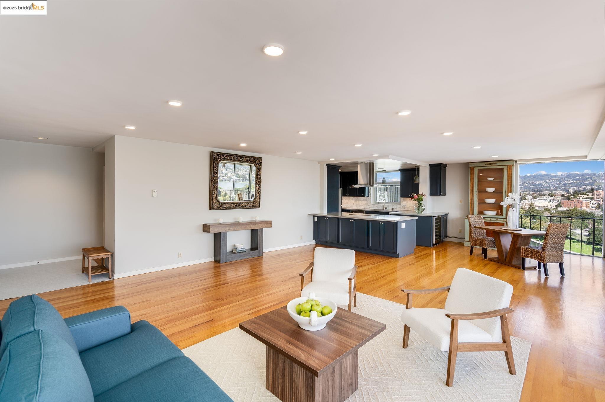 Detail Gallery Image 2 of 43 For 177 19th St 11e,  Oakland,  CA 94612 - 2 Beds | 2 Baths