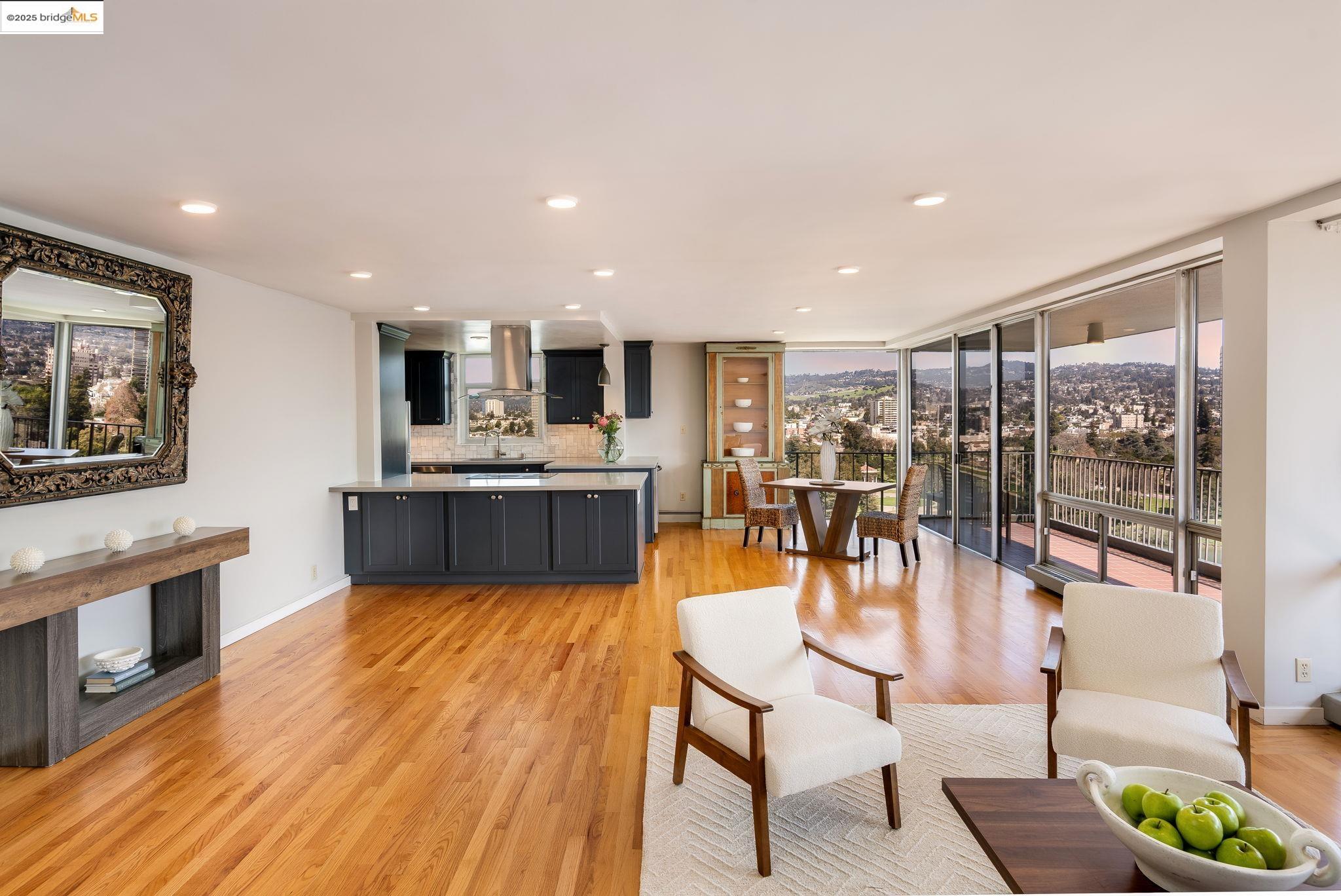 Detail Gallery Image 3 of 43 For 177 19th St 11e,  Oakland,  CA 94612 - 2 Beds | 2 Baths
