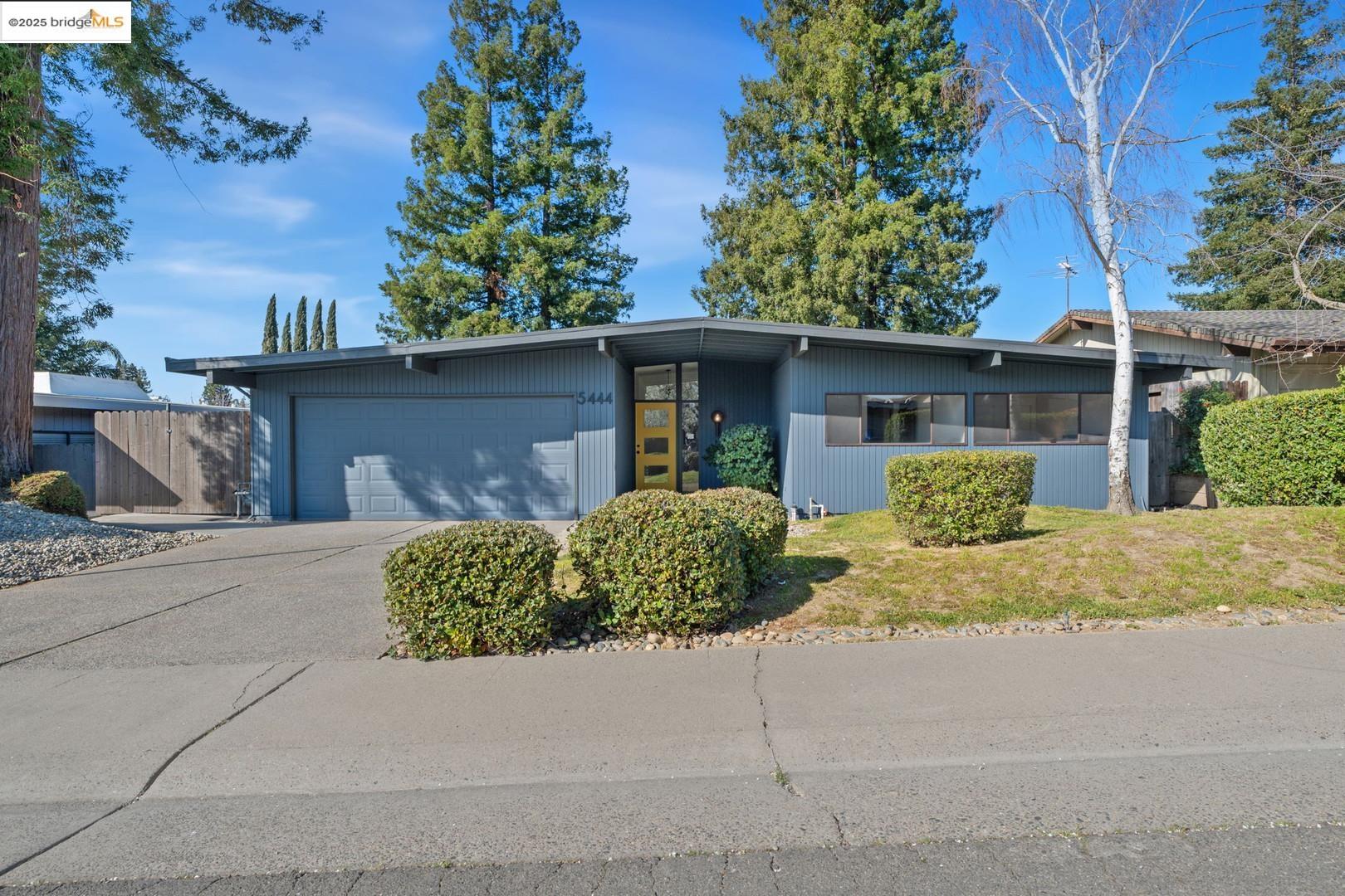 Detail Gallery Image 1 of 1 For 5444 Wildflower Cir, Carmichael,  CA 95608 - 3 Beds | 2 Baths