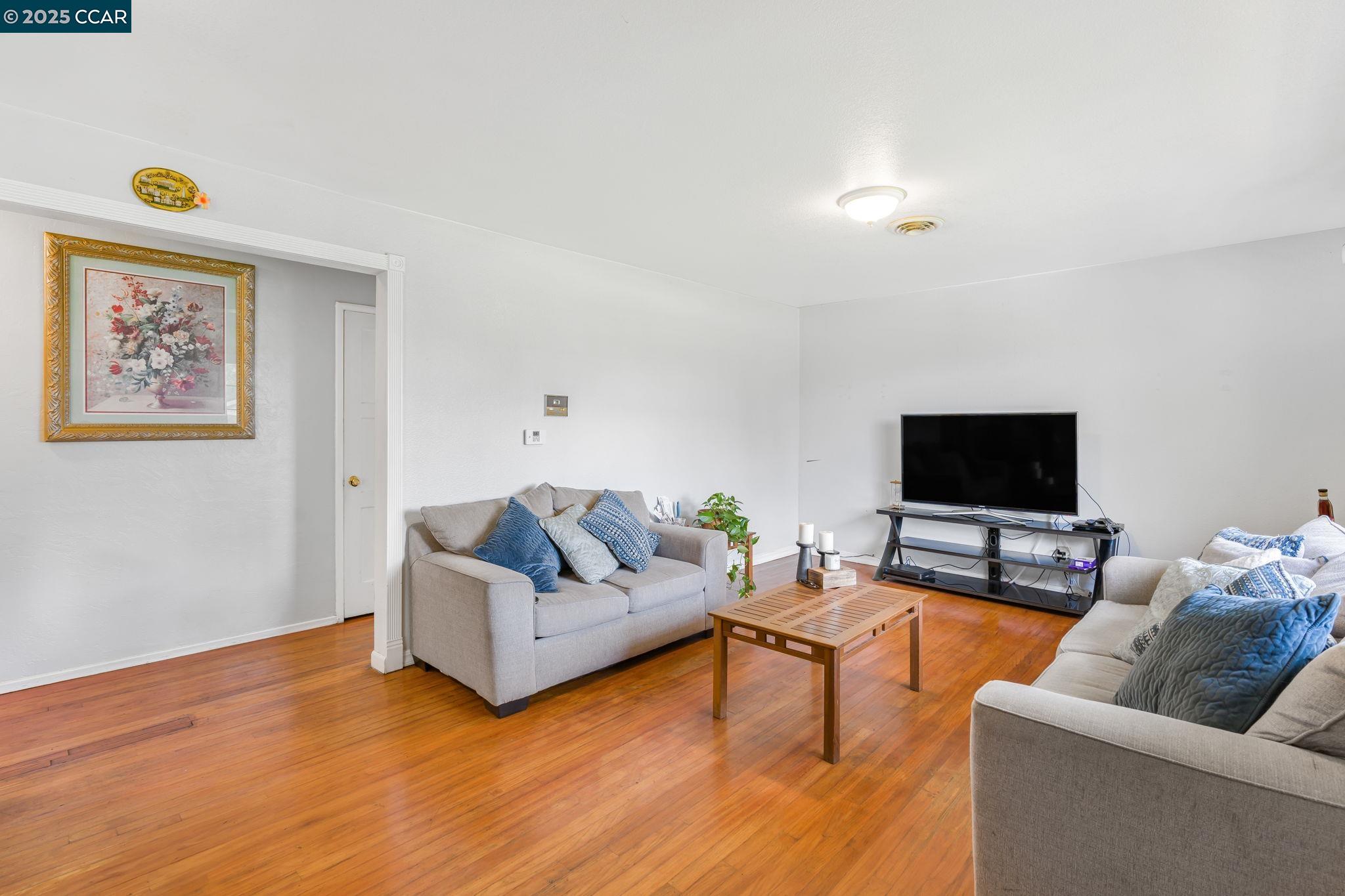 Detail Gallery Image 4 of 23 For 1220 S Sutter St, Stockton,  CA 95206 - 3 Beds | 1 Baths